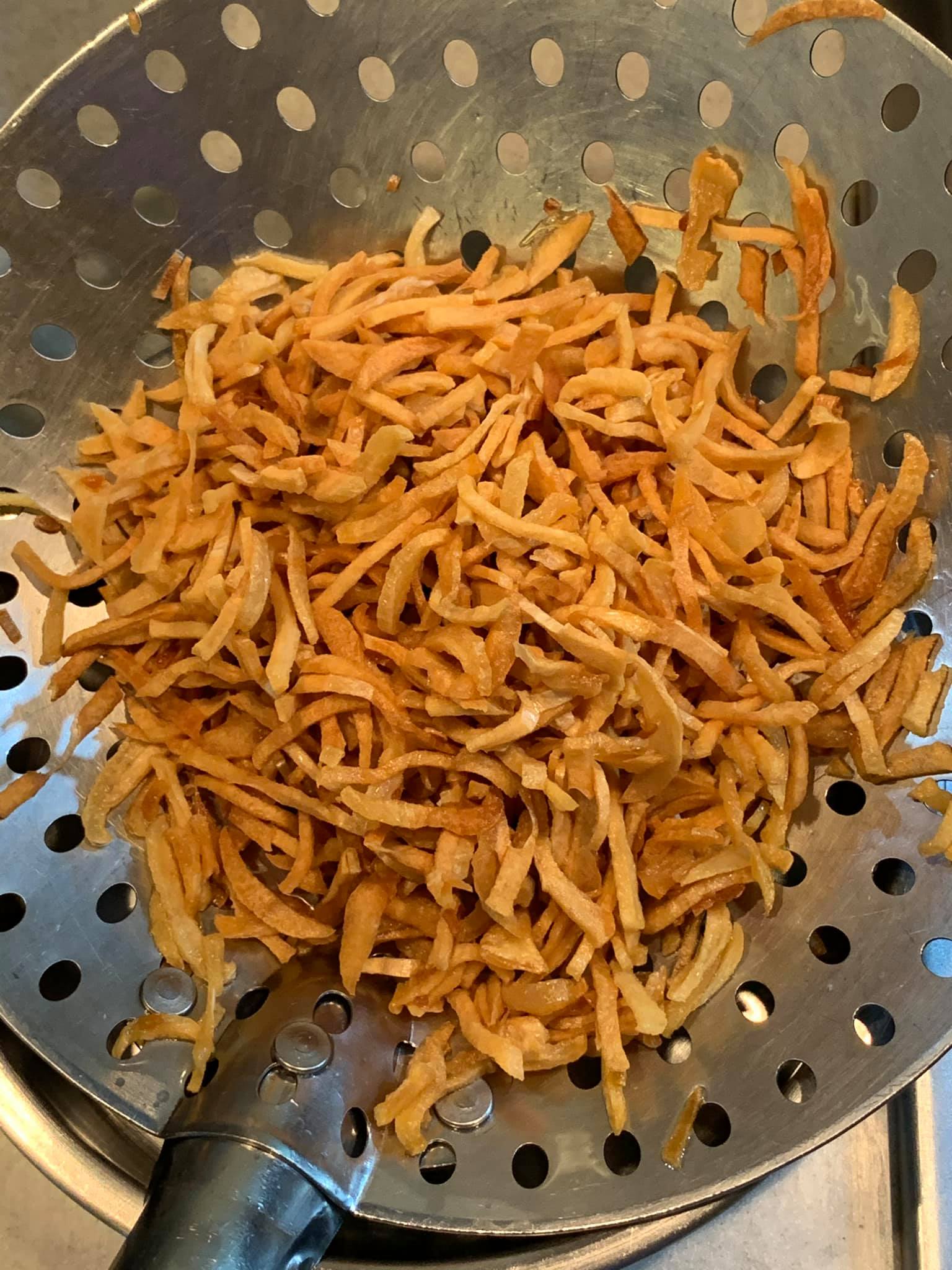 蒜酥撈起瀝油備用。