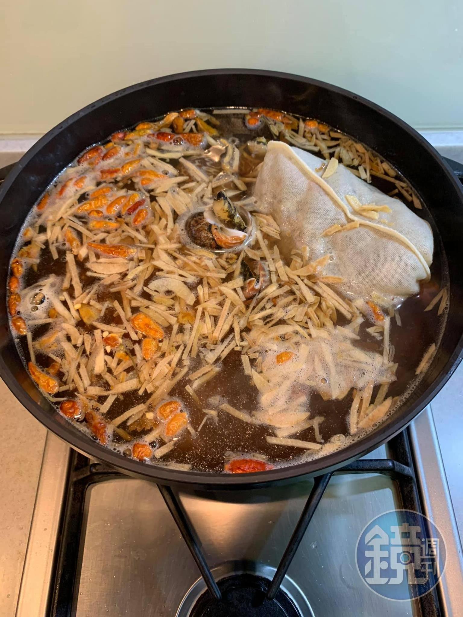 放進滷包,小火煮1小時。