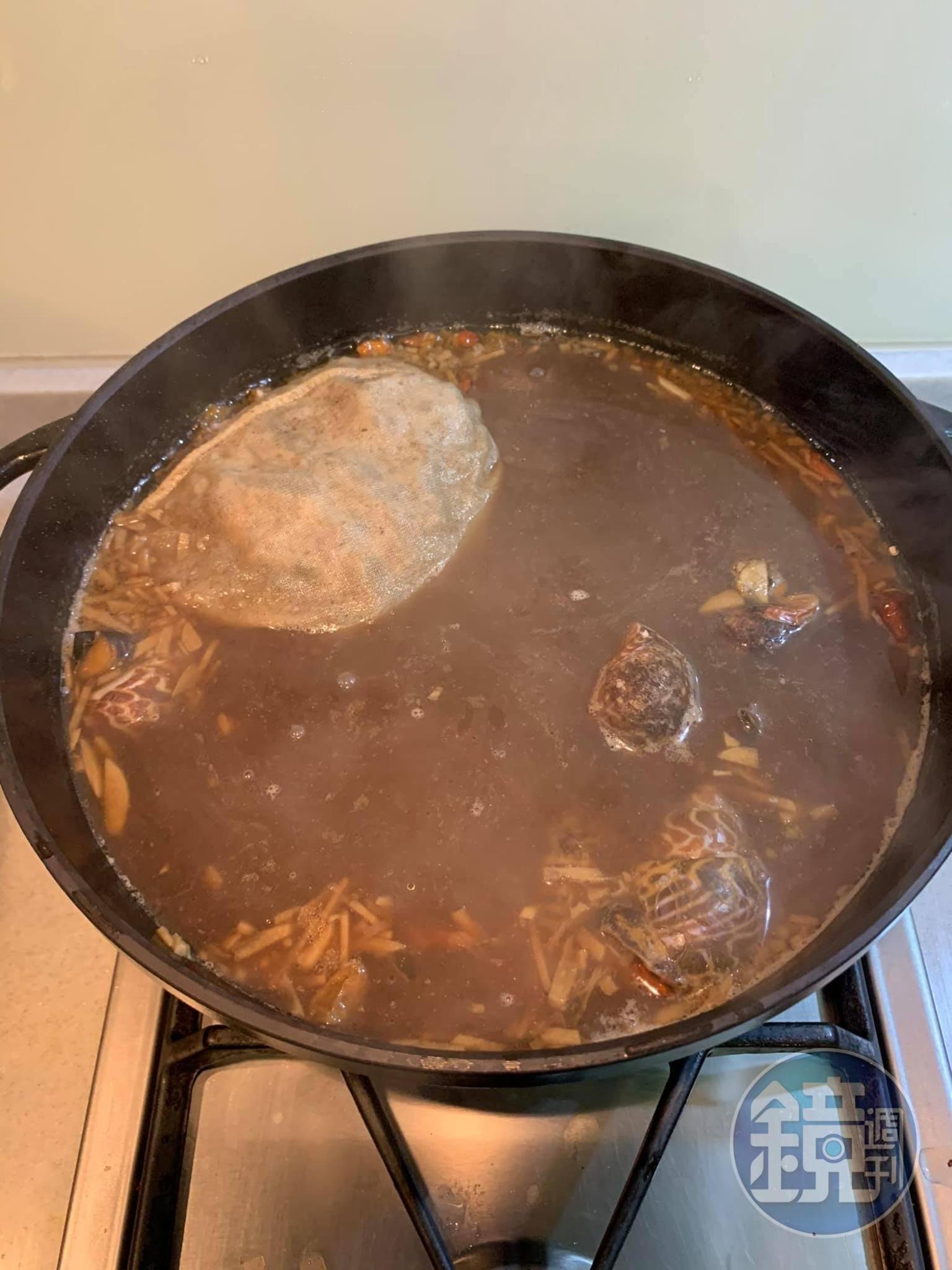 燉煮1小時候開蓋的模樣。