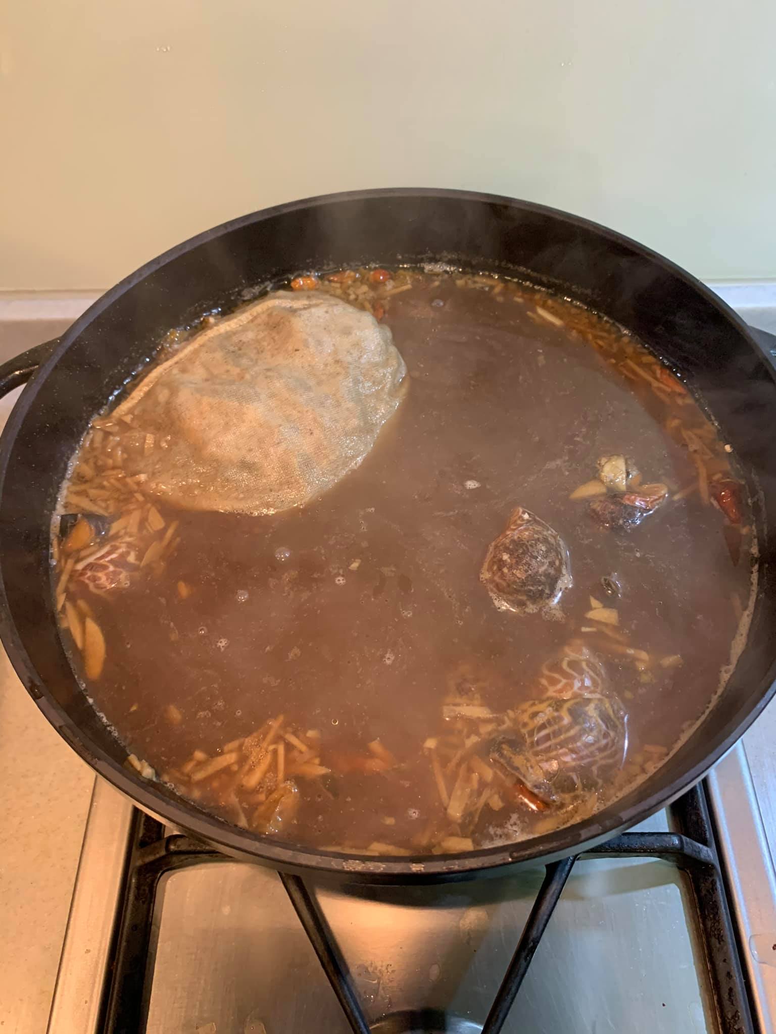 燉煮1小時候開蓋的模樣。