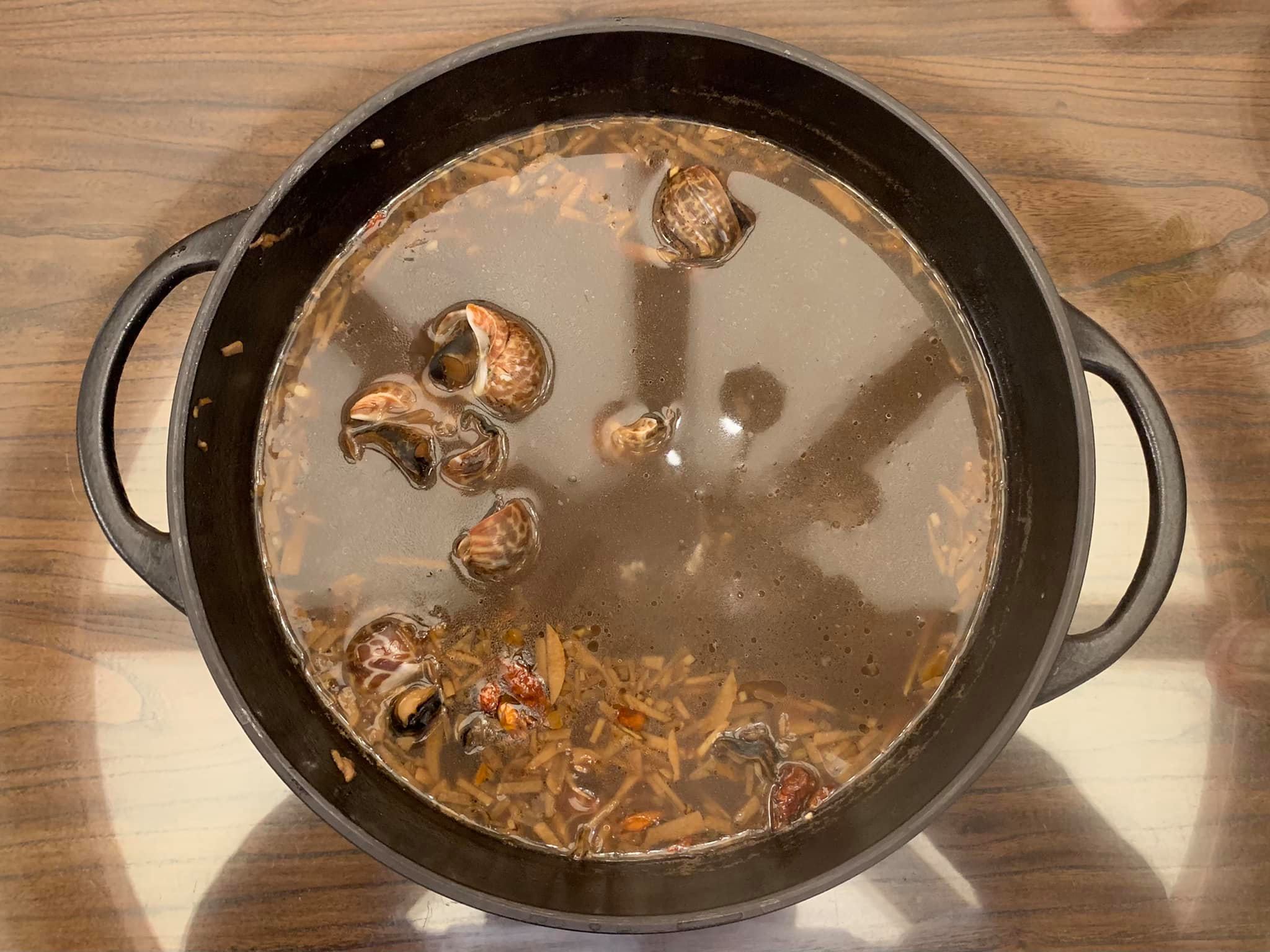 鮮甜美味的蒜香滷水鳳螺上桌。