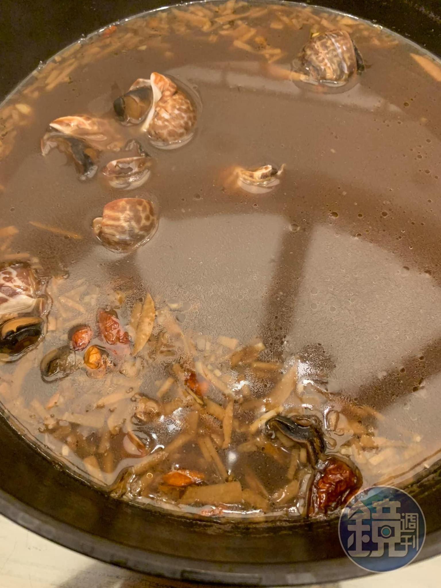 蒜香滷水鳳螺上面飄的是蒜香。