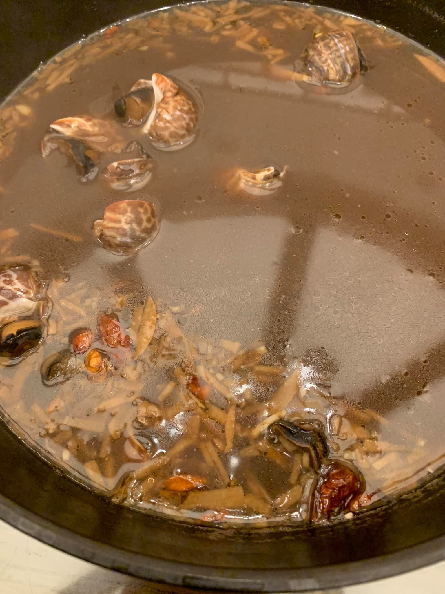 蒜香滷水鳳螺上面飄的是蒜香。