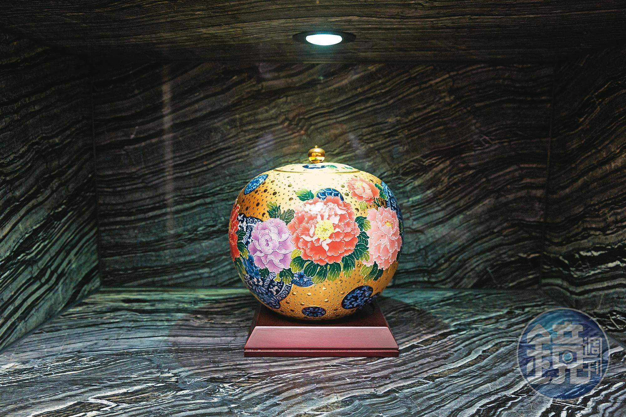 新年是辛丑牛年,辛為金,丑為土,因此只要有金、有土的飾品都會相當旺。