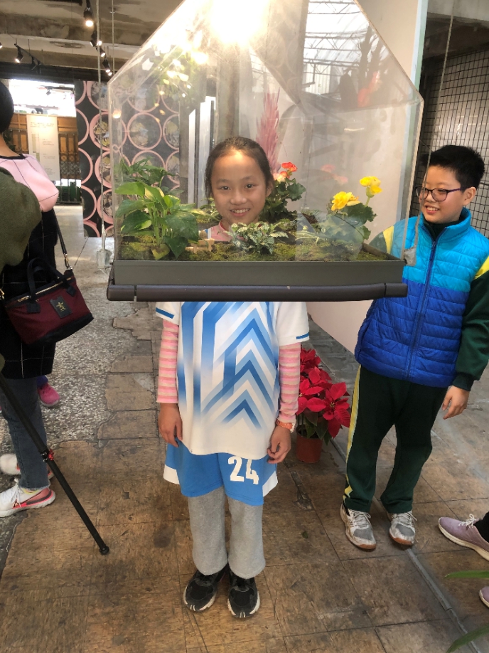 植物箱體驗區讓民眾可把頭伸進植物箱和植物近距離接觸。（頂新和德文教基金會照片提供）