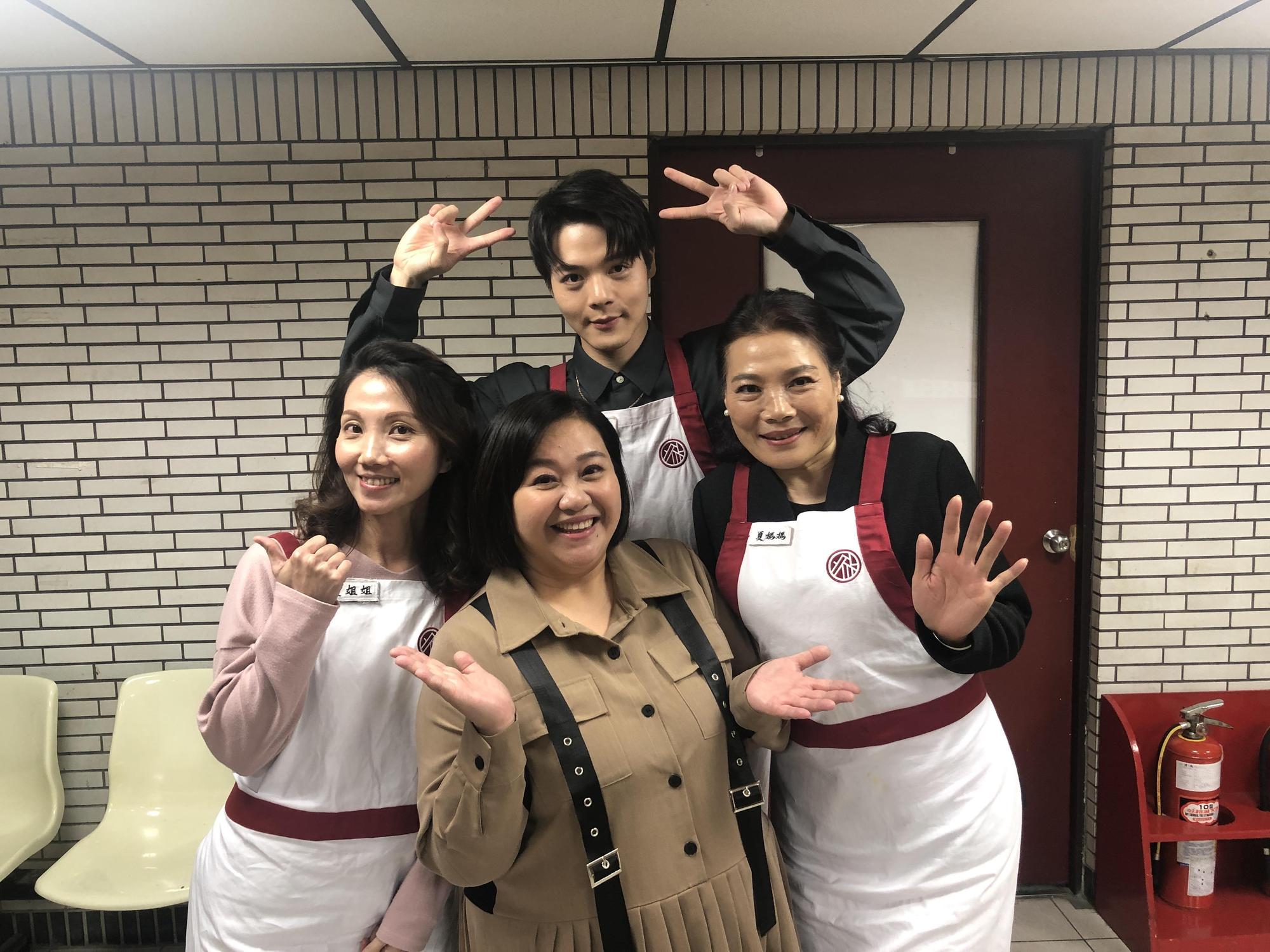 夏天珞與媽媽(右一)、姊姊(左一)參加《鴻門家宴》比賽,開心與鍾欣凌合照。(伊林娛樂提供)