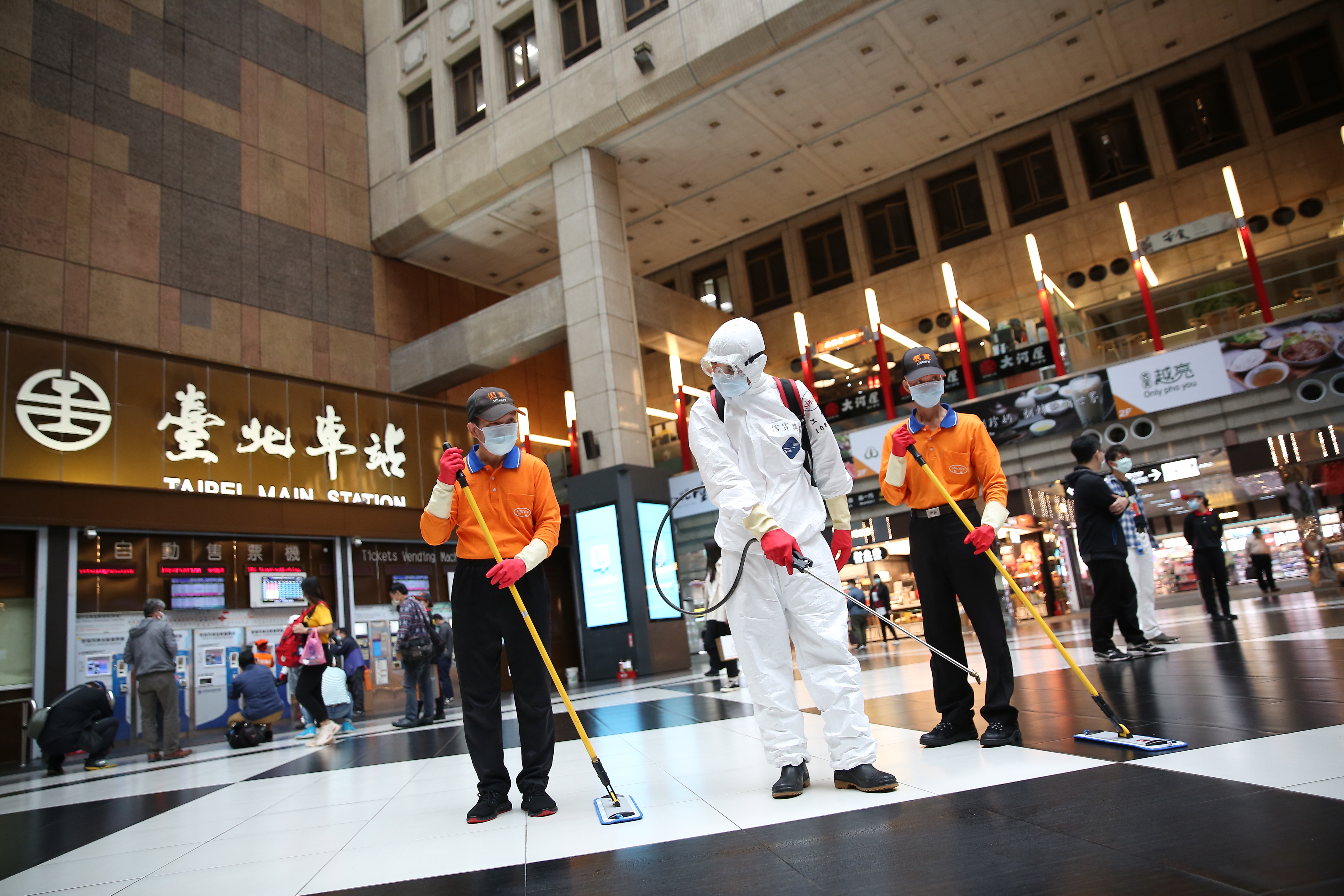 台北車站大廳即日起禁止群聚、飲食。（本刊資料照）