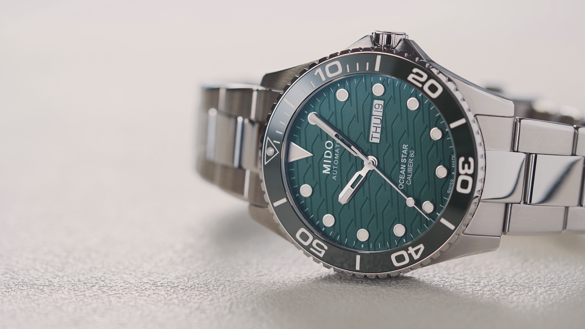MIDO Ocean Star 200C 全新錶款除了鋁圈改成陶瓷圈,棒狀時標改為圓點時標,秒針也換上棒棒糖式設計,12點鐘刻度,更是改成最經典的倒三角形狀。錶徑維持在42.5mm,機芯方面也同樣是具80小時動力儲存的Caliber 80機芯,同時還擁有刻紋三色面盤。大改款做出了各方面的升級,但它的價格比起舊版只貴了約台幣3千多元,非常有吸引力。 功能:時、分、秒指示;星期、日期顯示 機芯:Caliber 80 自動上鏈機芯 定價:NT$33,400