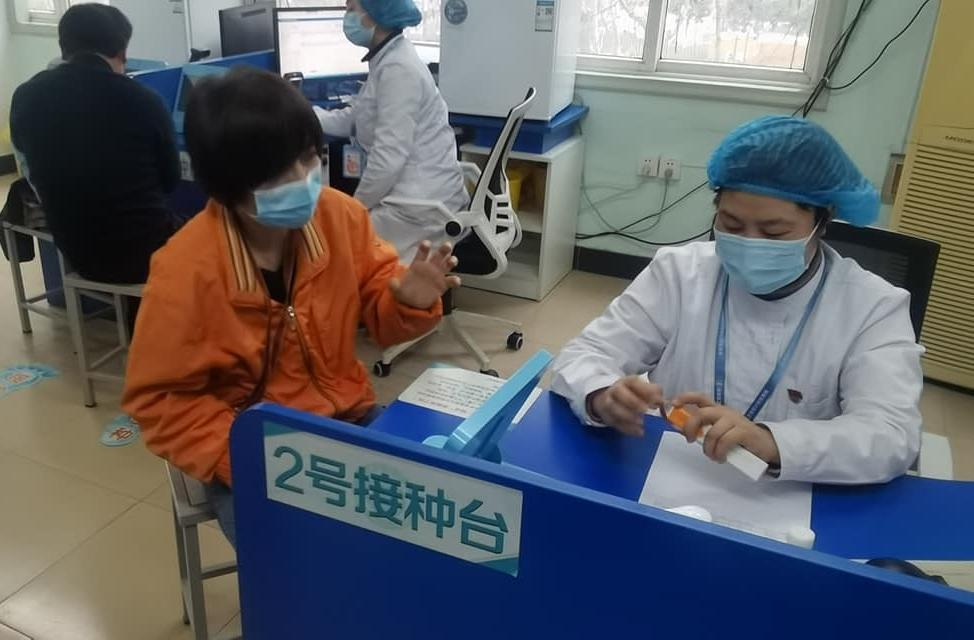 黃智賢聲稱已接種中國疫苗,且目前無狀況。(翻攝自黃智賢臉書)