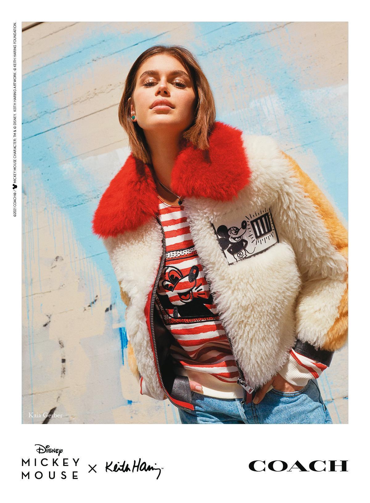 Disney Mickey Mouse x Keith Haring系列邀來超模辛蒂克勞馥的女兒Kaia Gerber詮釋。(COACH提供)