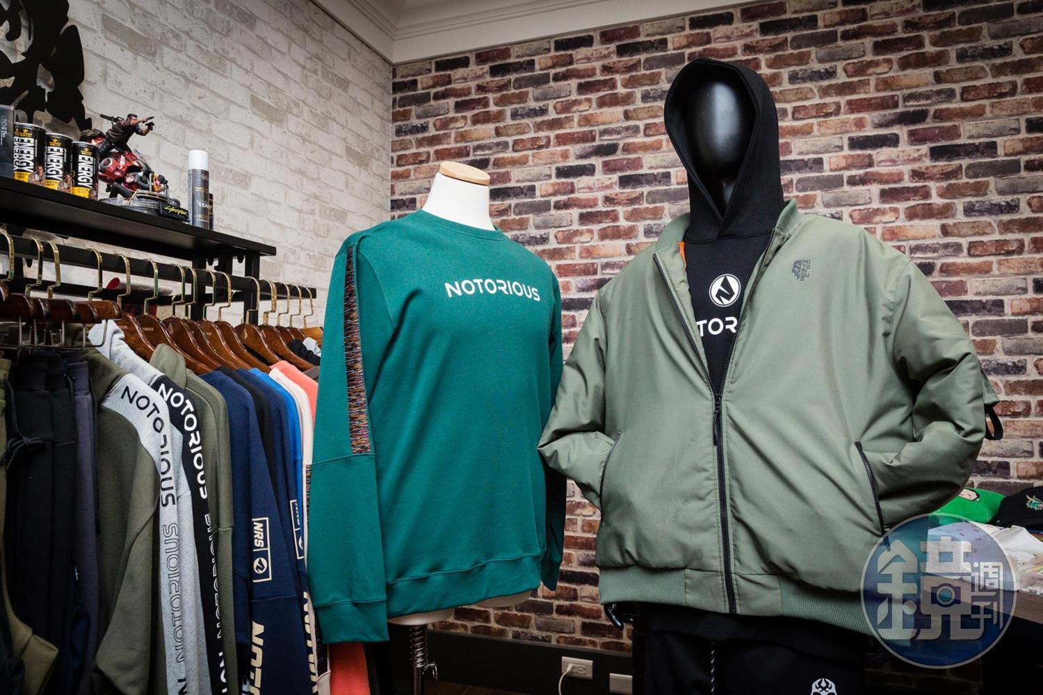 惡名昭彰產品以服飾為最大宗,強調平價路線,新品裂彩織帶大學T(左)售價980元,品牌骷髏 MA-1外套(右)售價1980元。