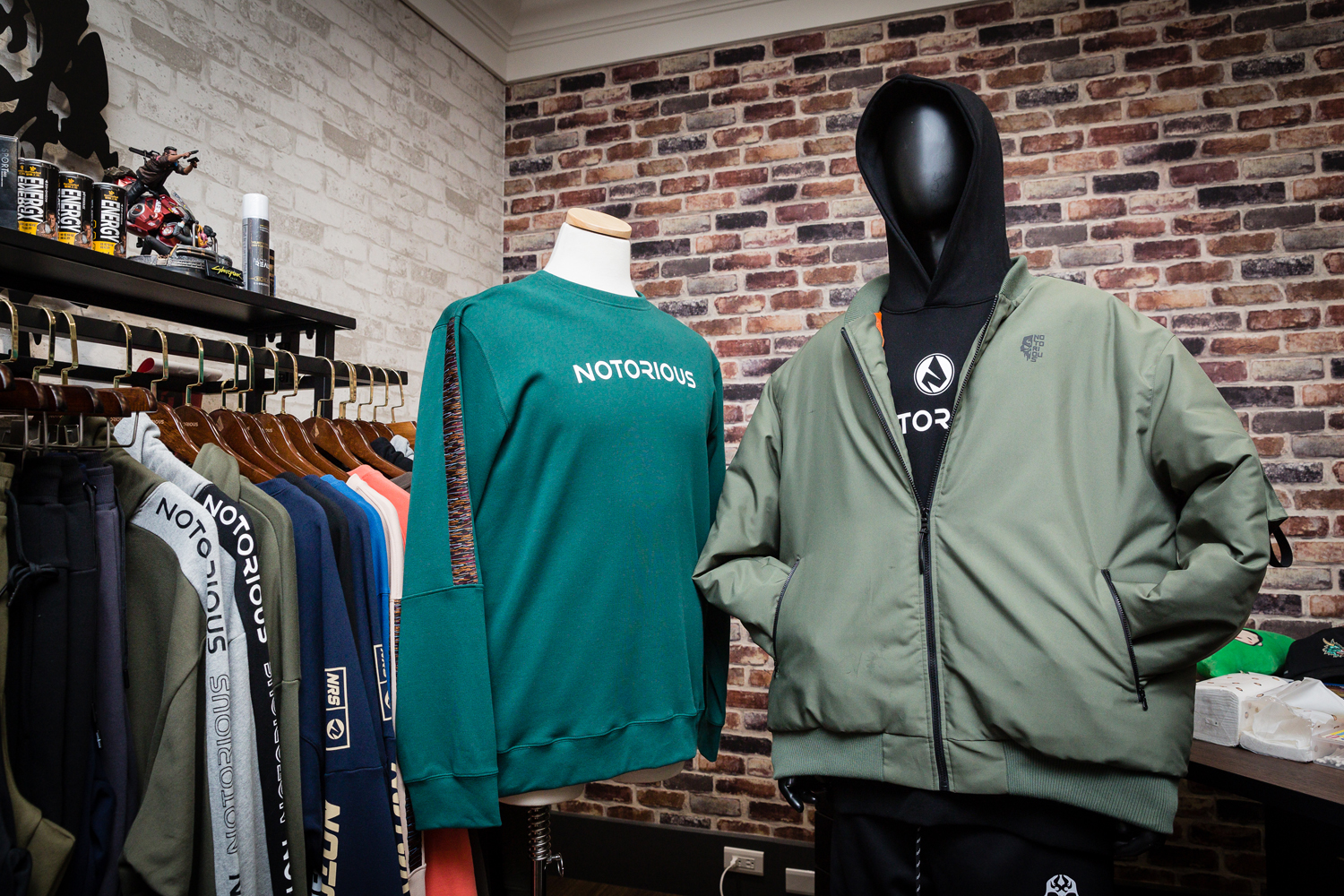 惡名昭彰產品以服飾為最大宗，強調平價路線，新品裂彩織帶大學T（左）售價980元，品牌骷髏 MA-1外套（右）售價1980元。