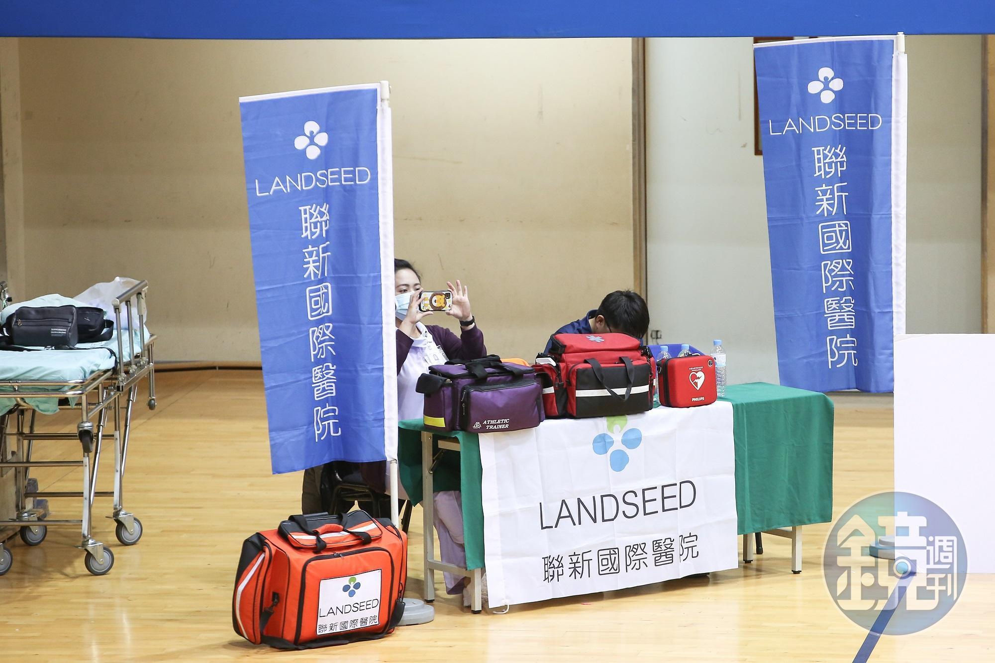 《全明星運動會》錄影現場皆有防護人員在旁待命。