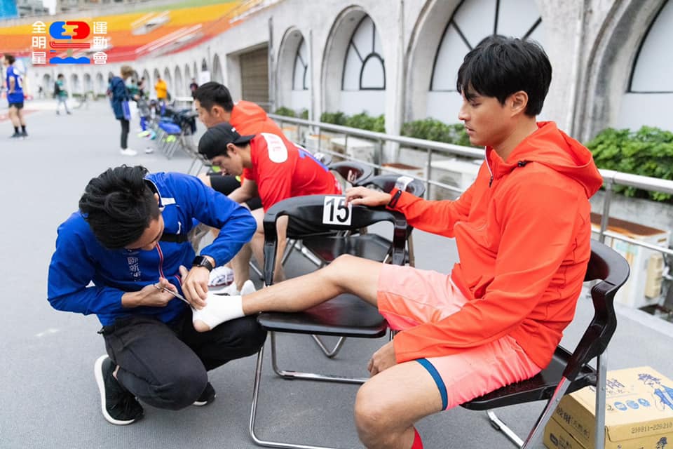 孫其君上場前由防護員加強固定受傷部位。（翻攝自《全明星運動會》臉書）