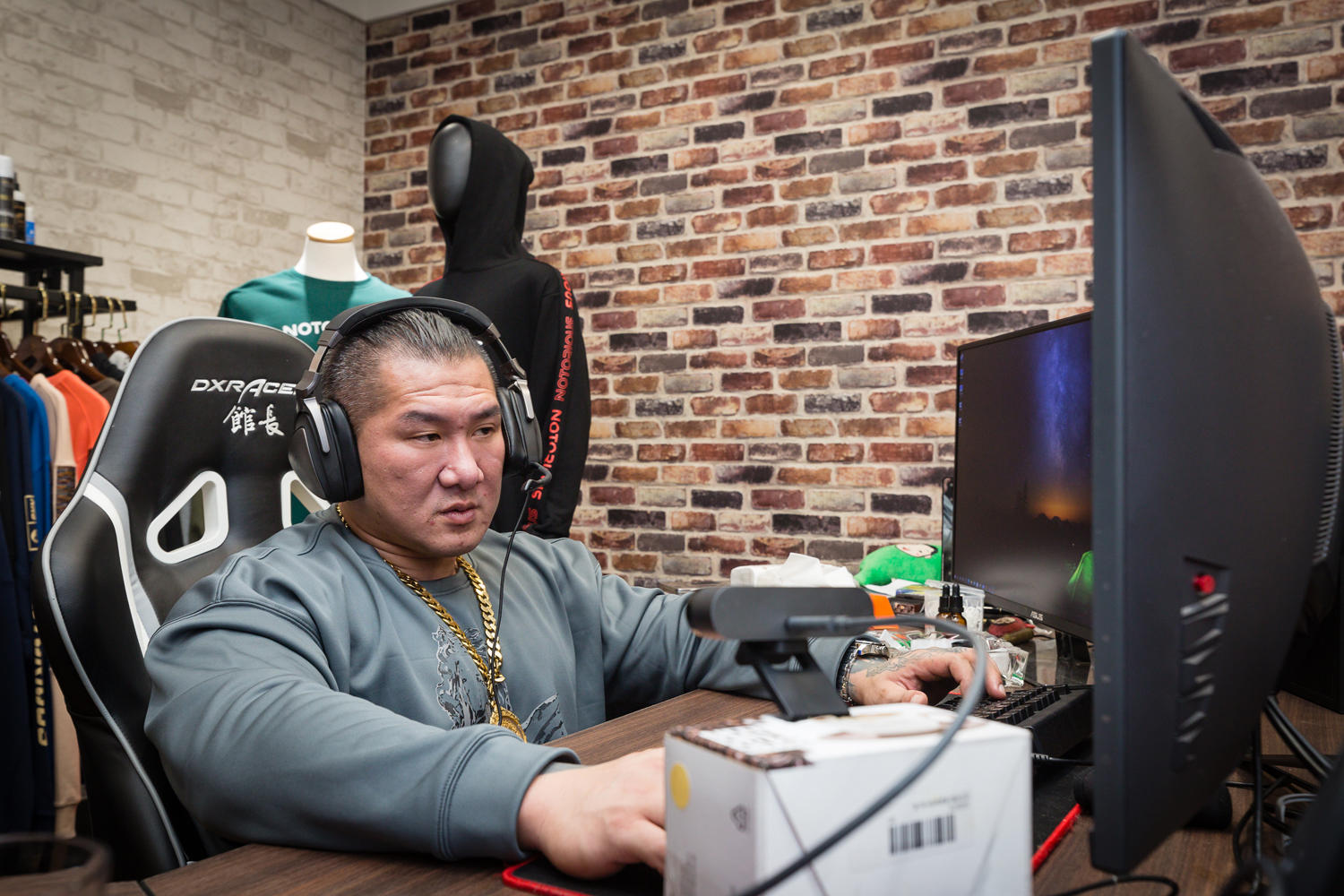 陳之漢每天花數小時看新聞、網友留言，讓他直播時從生活瑣事聊到國家大事，獨特「幹譙」方式，吸引眾多粉絲。