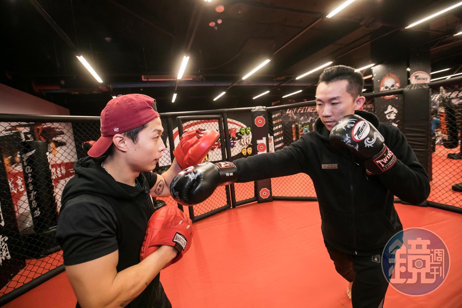 成吉思汗健身俱樂部比起其他健身房,在拳擊、格鬥等項目有更完善的資源、設備與教練。