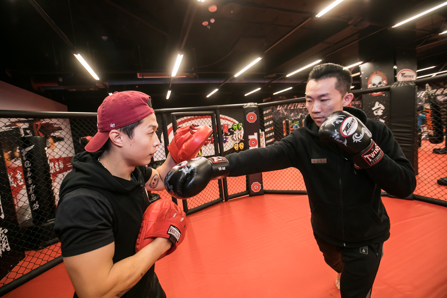 成吉思汗健身俱樂部比起其他健身房，在拳擊、格鬥等項目有更完善的資源、設備與教練。