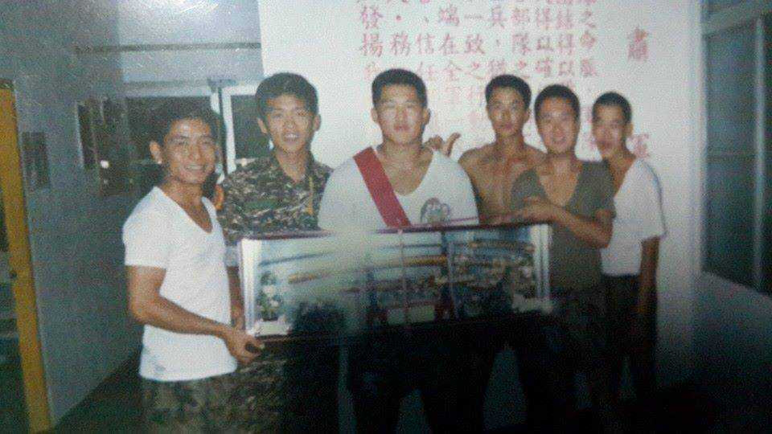 陳之漢（左3）當兵時是海軍陸戰隊，因為生活較辛苦，簽下志願役。（陳之漢提供）