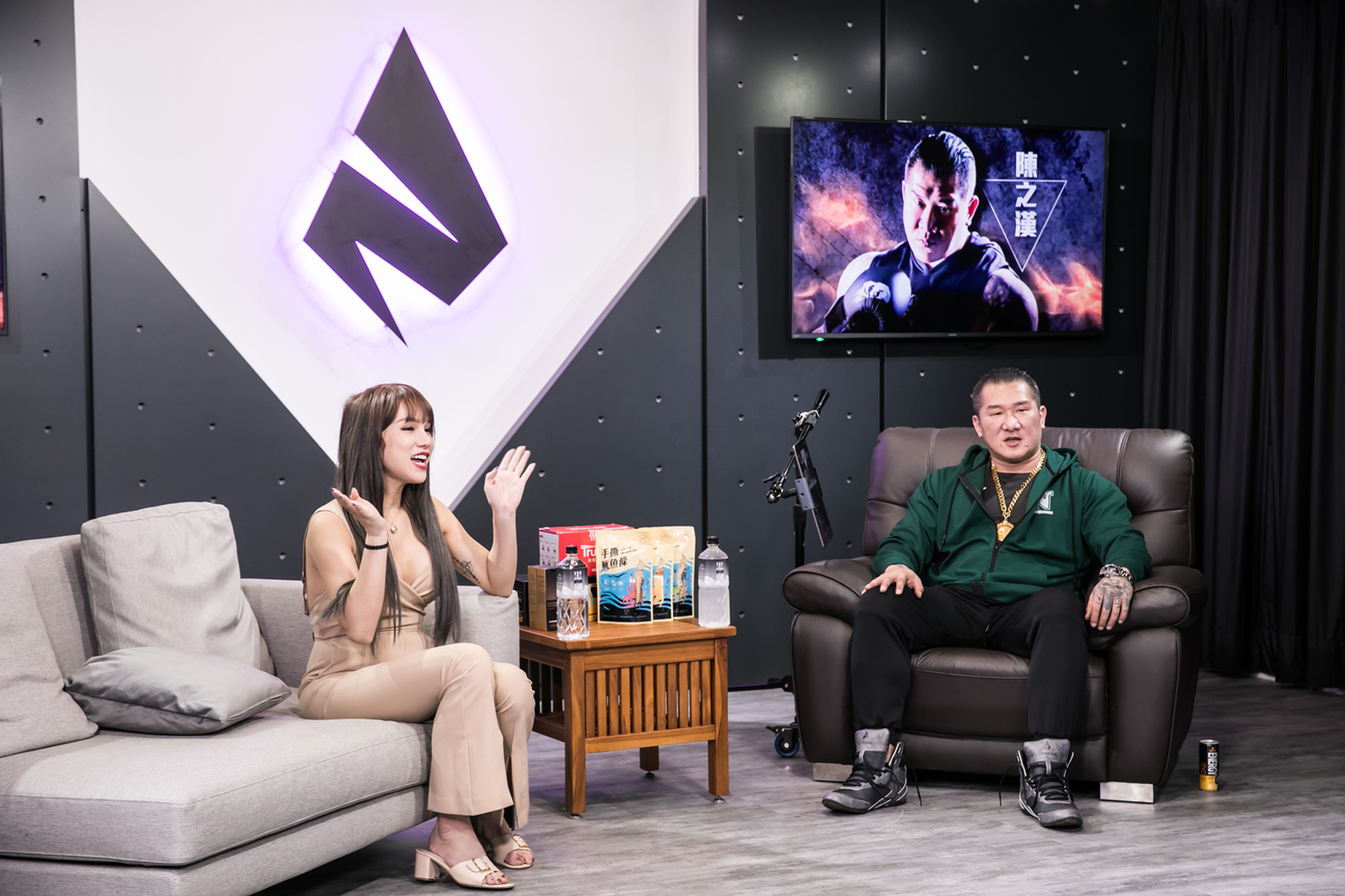 直播節目上小A辣的敢言讓陳之漢有些無法招架。