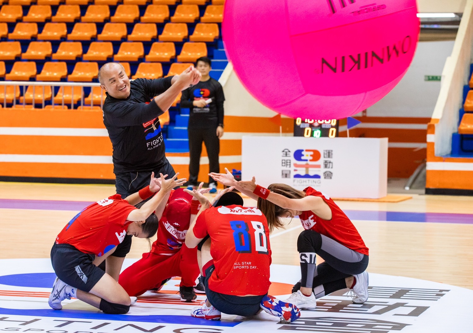 前職棒球員張泰山（後排左一）為健球開球。（好看娛樂提供）