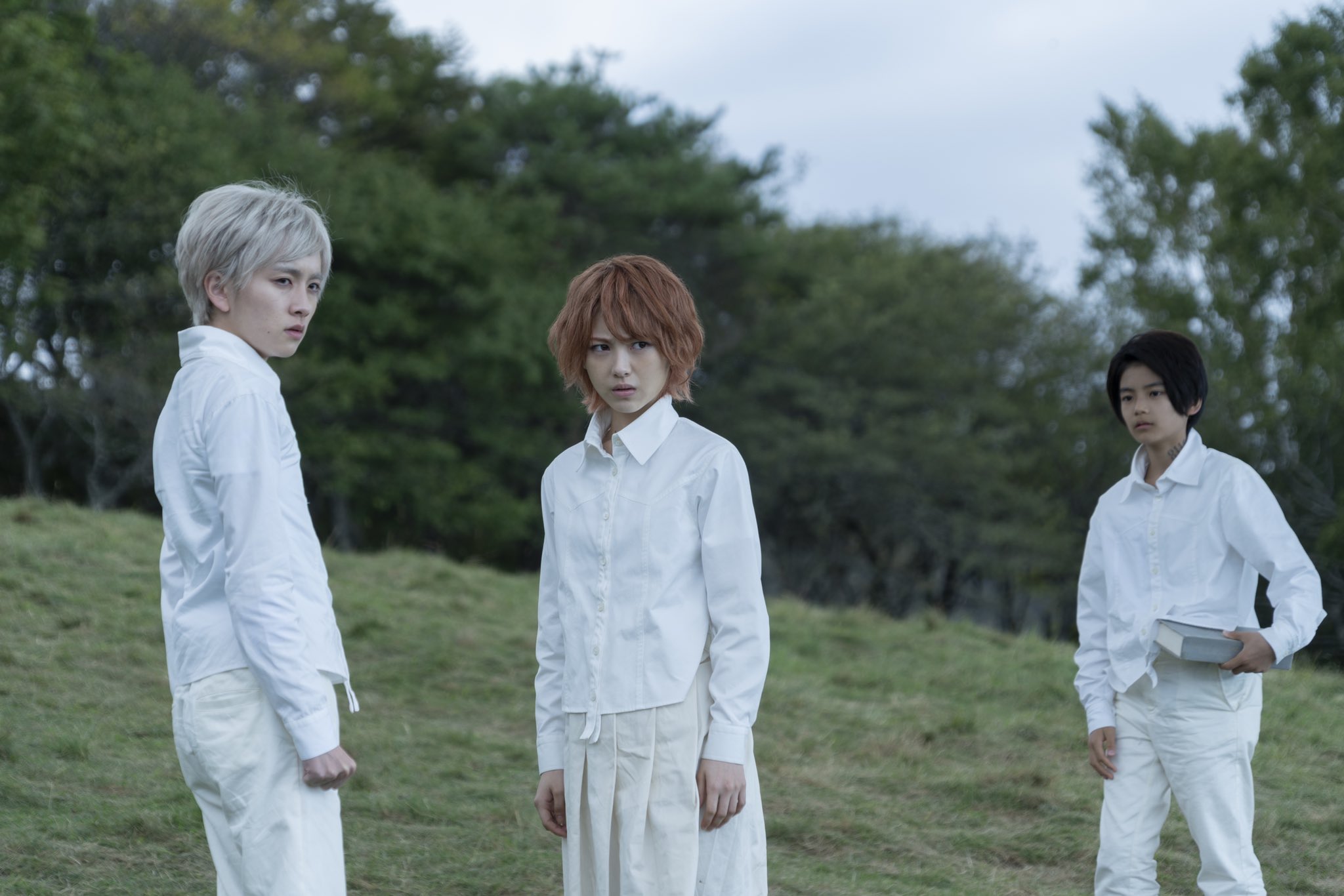 《約定的夢幻島》意外拆穿孤兒院真相的3人組，密謀逃亡計畫。（甲上娛樂提供）