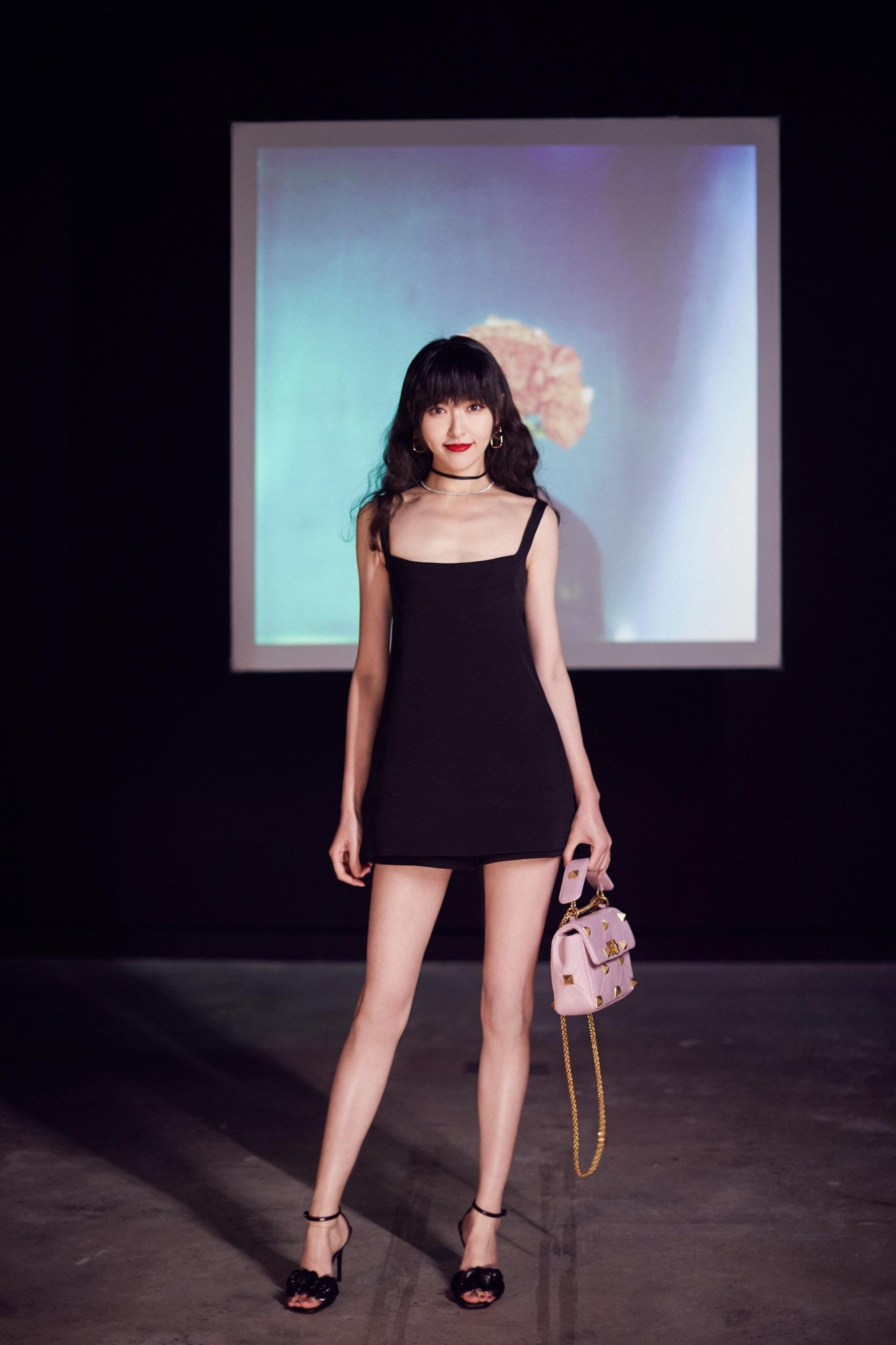 唐嫣手拎Valentino Garavani Roman Stud粉紫色小羊皮鉚釘鍊帶包。NT$95,000（Valentino Garavani提供）