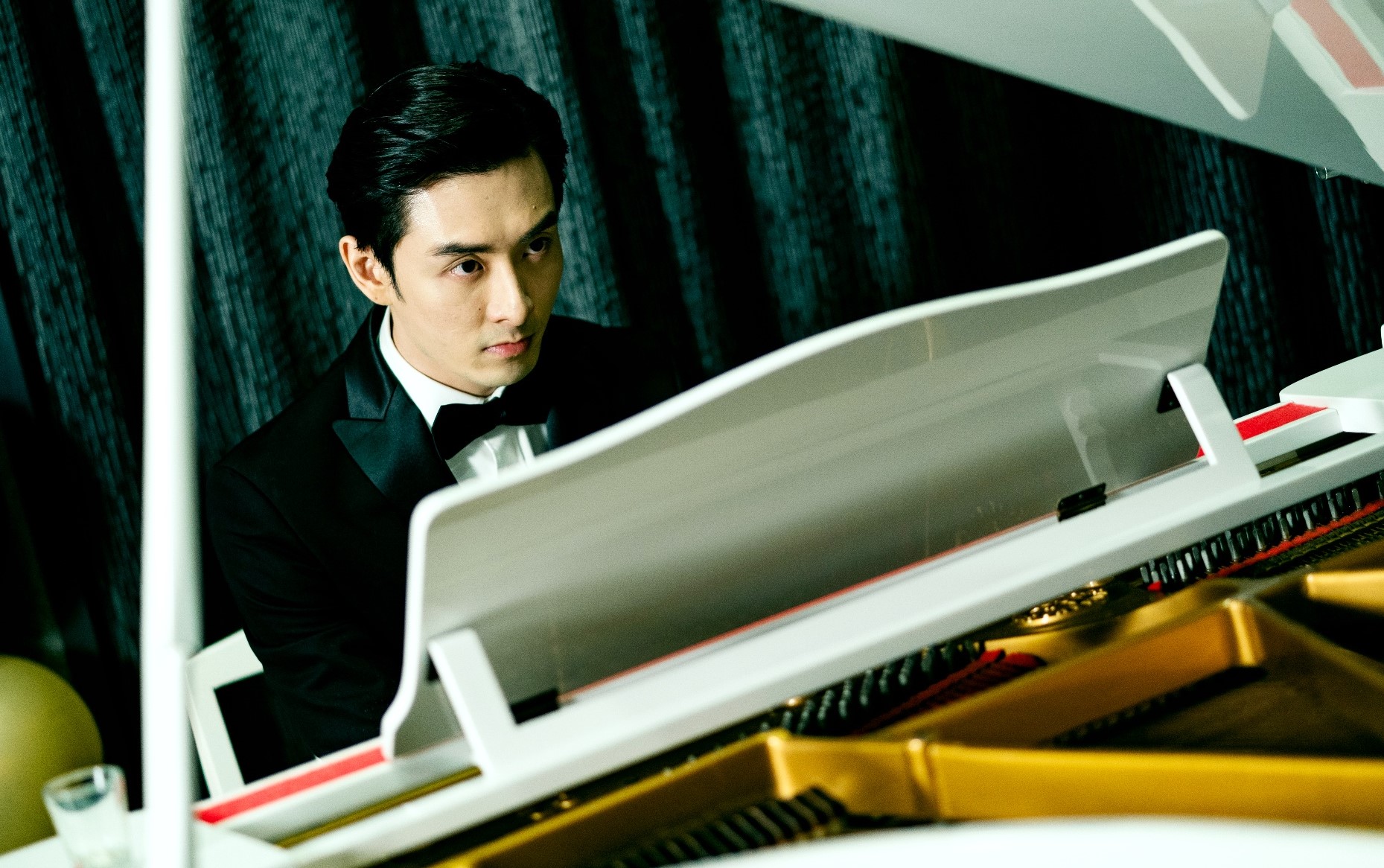 管麟挑戰魔化鋼琴家硬背琴鍵，做足功課練琴練到手抽筋。（三立提供）