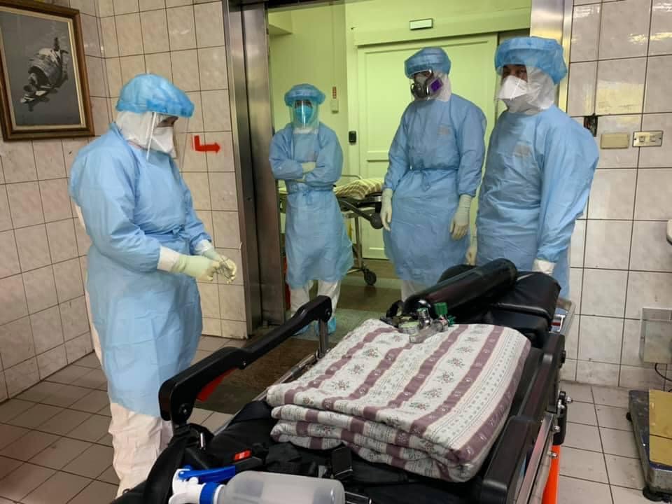 部桃表示,指揮中心已給勇士們足夠且精良的武器,像是隔離衣、外科口罩、護目鏡及N95口罩等等。(翻攝自衛生福利部桃園醫院臉書)