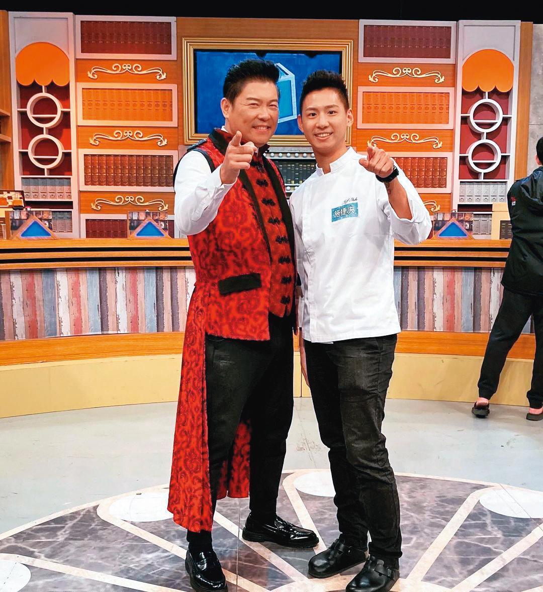 施捷夫(右)是節目《料理之王》人氣選手。左為曾國城。(翻攝自施捷夫IG)