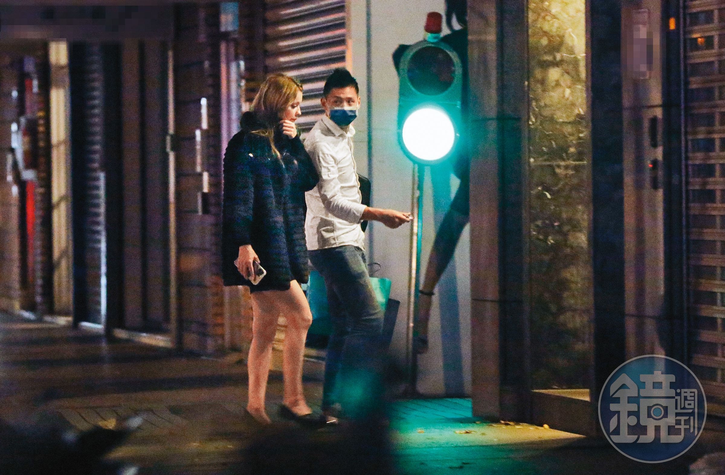 1月21日02:15，施捷夫（右）下車後，兩人一起進入安妮家。