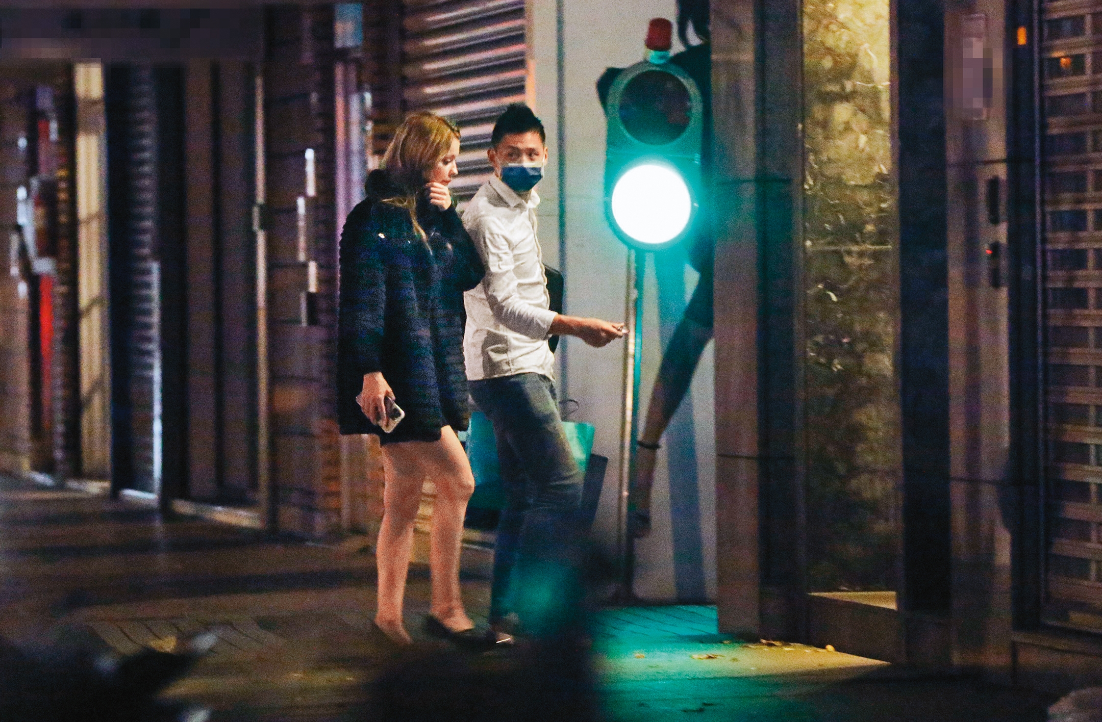 今年1月份，本刊拍到施捷夫（右）下車後，兩人一起進入安妮家。