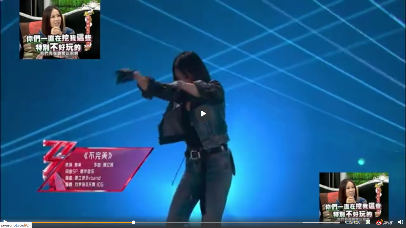 那英以一襲皮革拼丹寧勁裝登上《乘風破浪的姐姐2》首秀舞台。(翻攝自那英NA工作室微博)