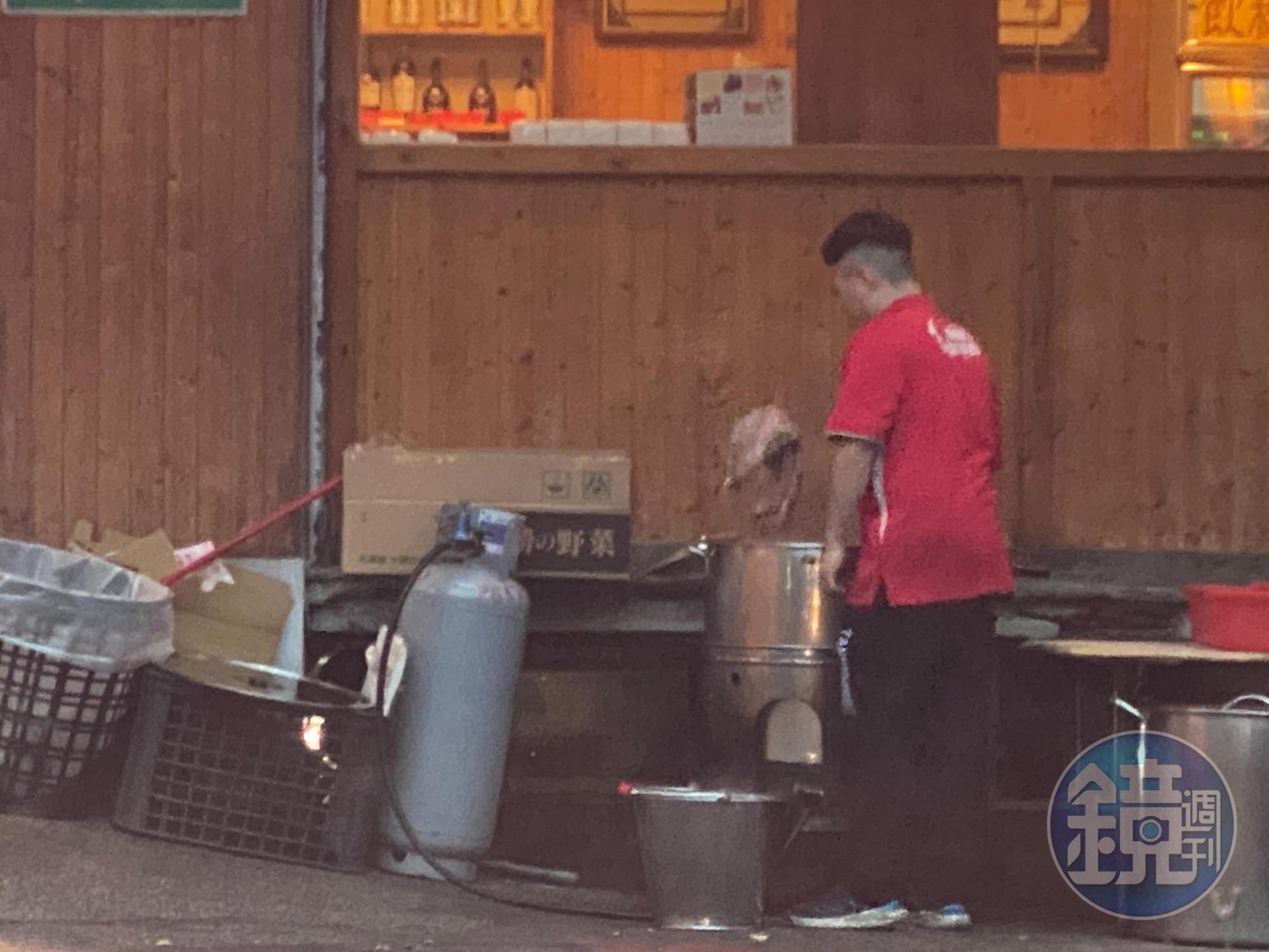 事經一年店家仍未收斂，大型湯鍋、流理臺等用具依然放置在道路上危及行人，北市府也未做出相關處置。