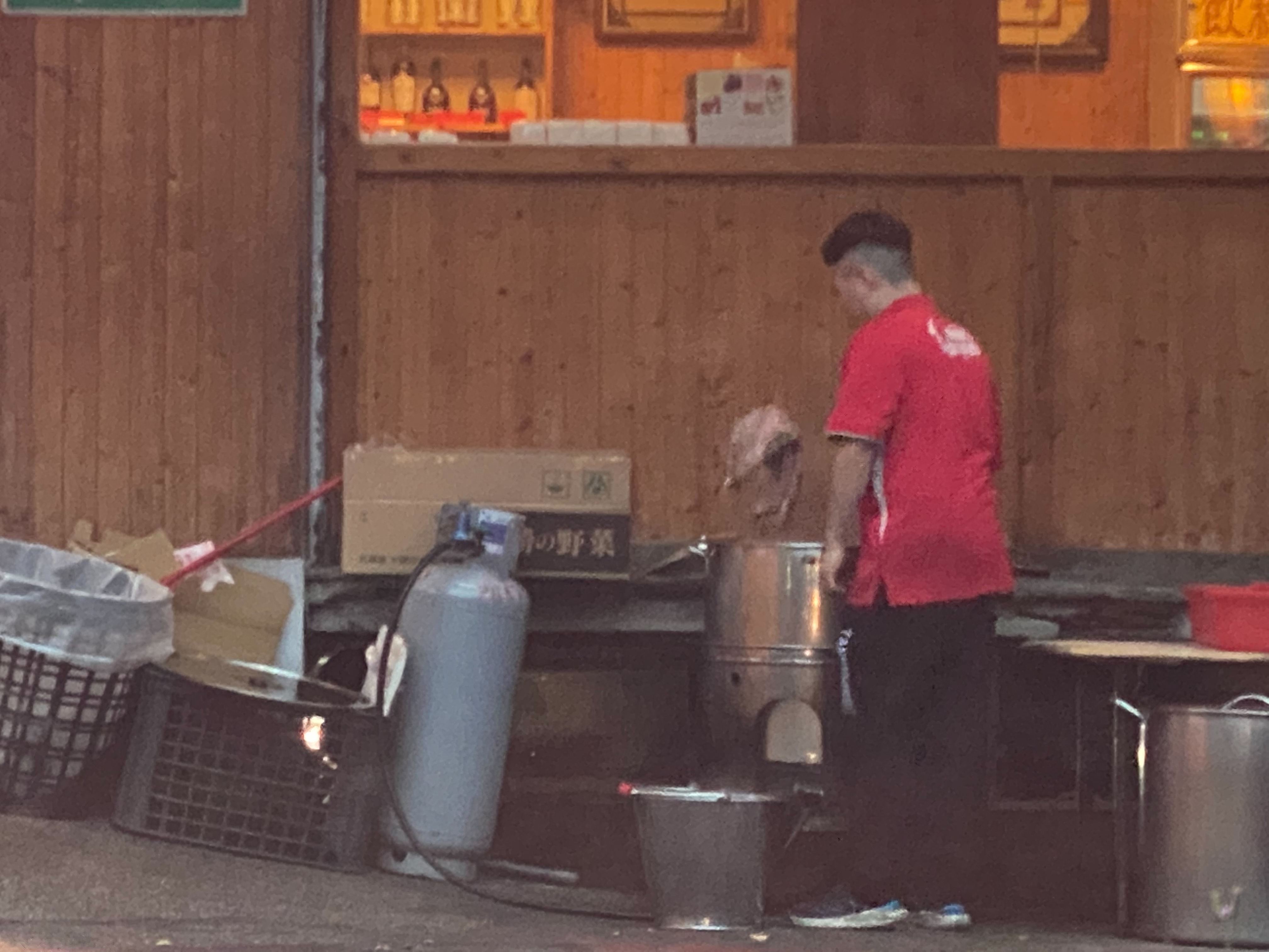 事經一年店家仍未收斂,大型湯鍋、流理臺等用具依然放置在道路上危及行人,北市府也未做出相關處置。