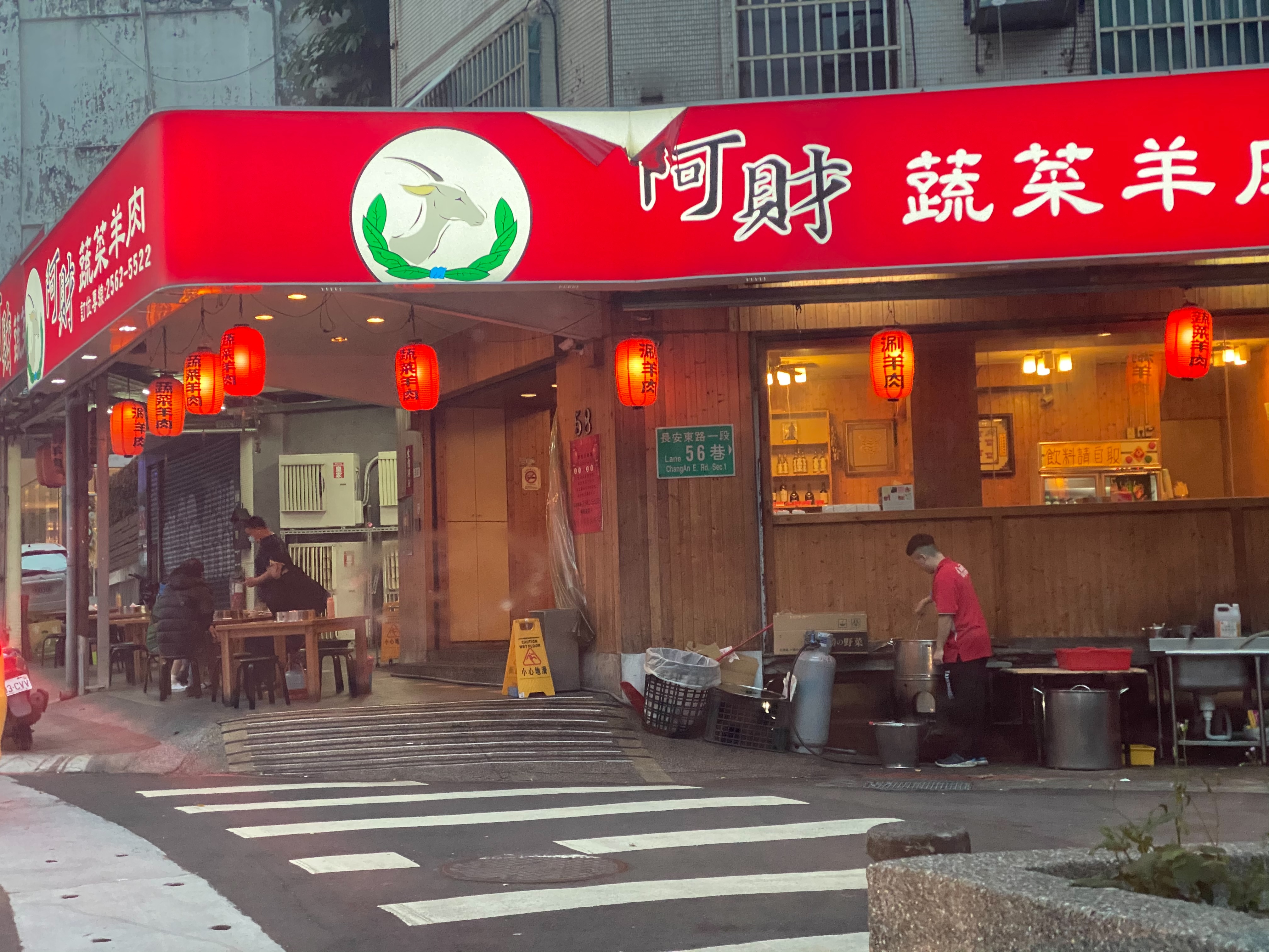 台北市知名羊肉爐店阿財蔬菜羊肉，曾遭人檢舉長期占用道路和騎樓營業，經多次檢舉警方未依法取締，直至現在店家仍依然故我。