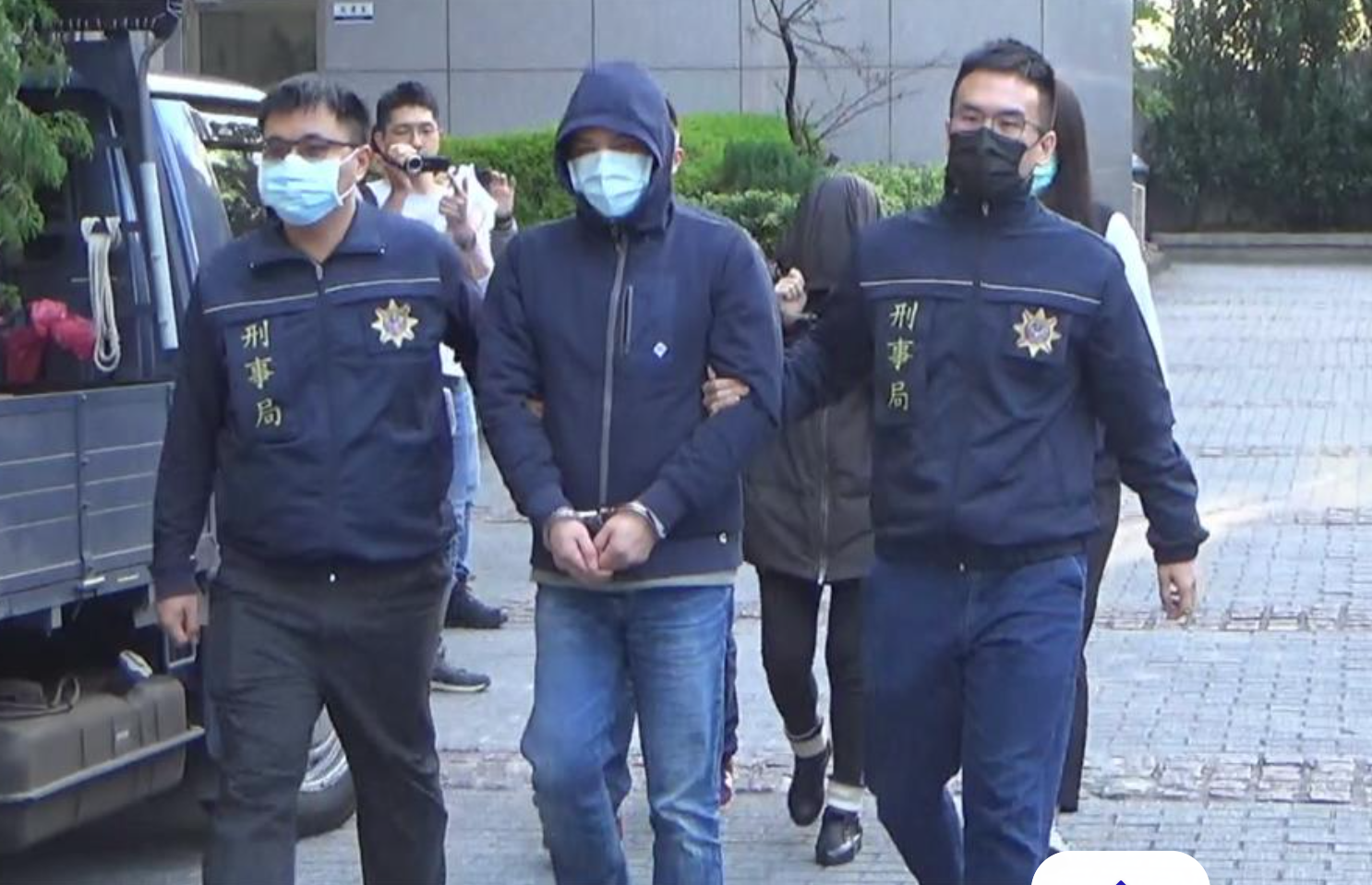 廖嫌與女友涉嫌在各大連鎖停車場側錄被害人信用卡帳號, 再製作偽卡盜刷犯案。(刑事局提供)