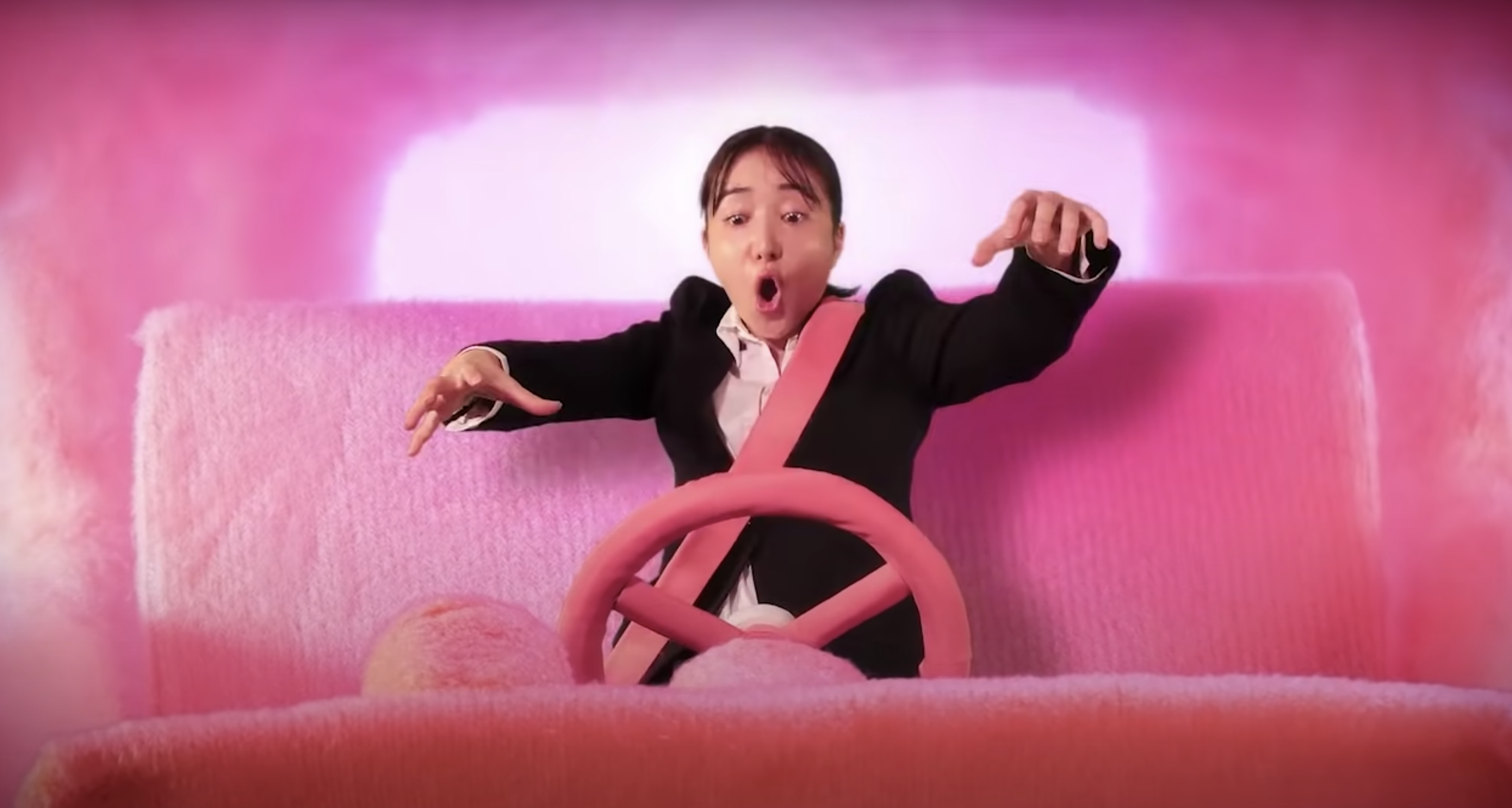 導演的姊姊客串演出第一集天竺鼠車車中的女駕駛 (翻攝自 YouTube Muse木棉花-TW)