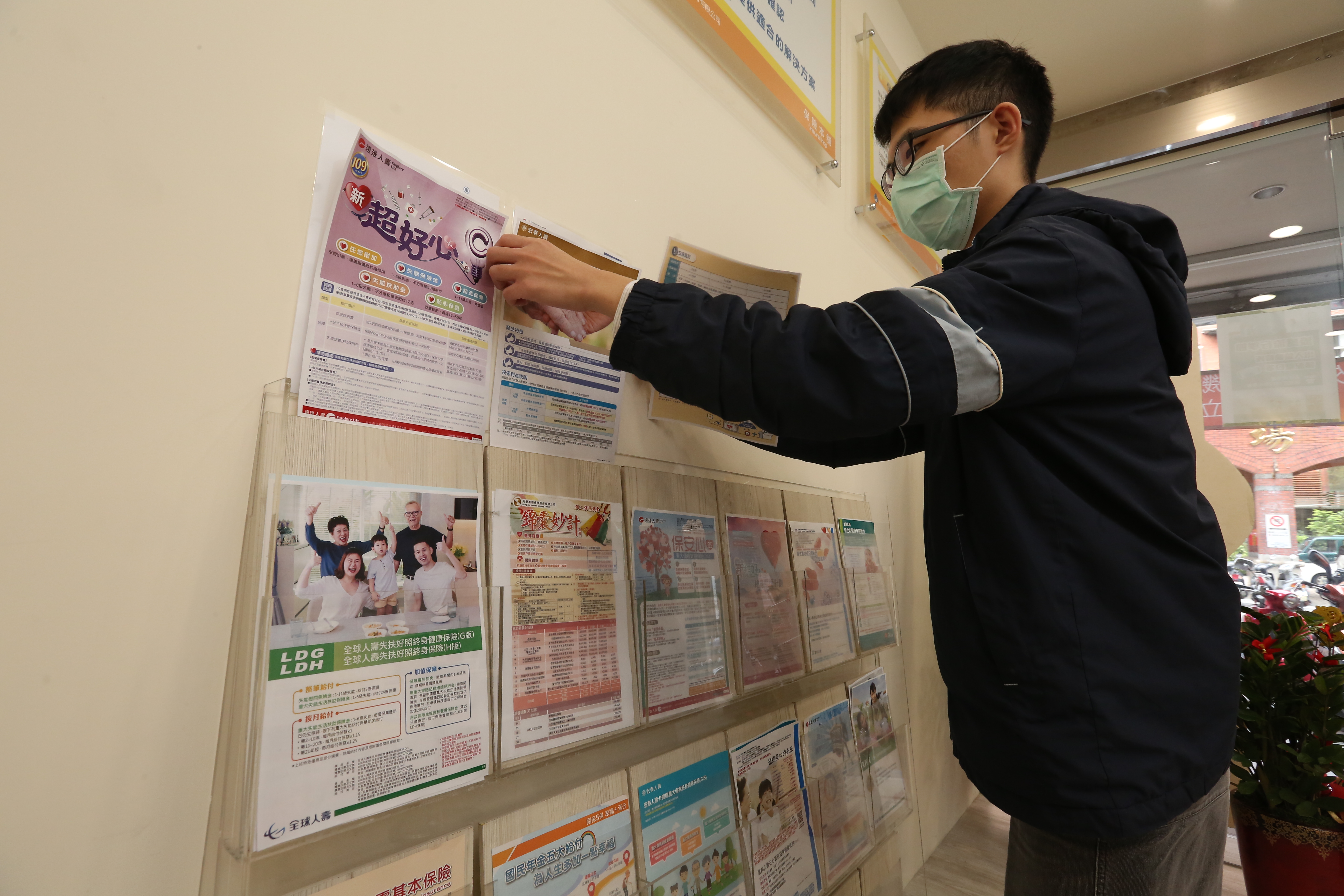 本土案例讓桃園疫情吃緊，民眾對防疫保單需求大幅提升。（示意圖）