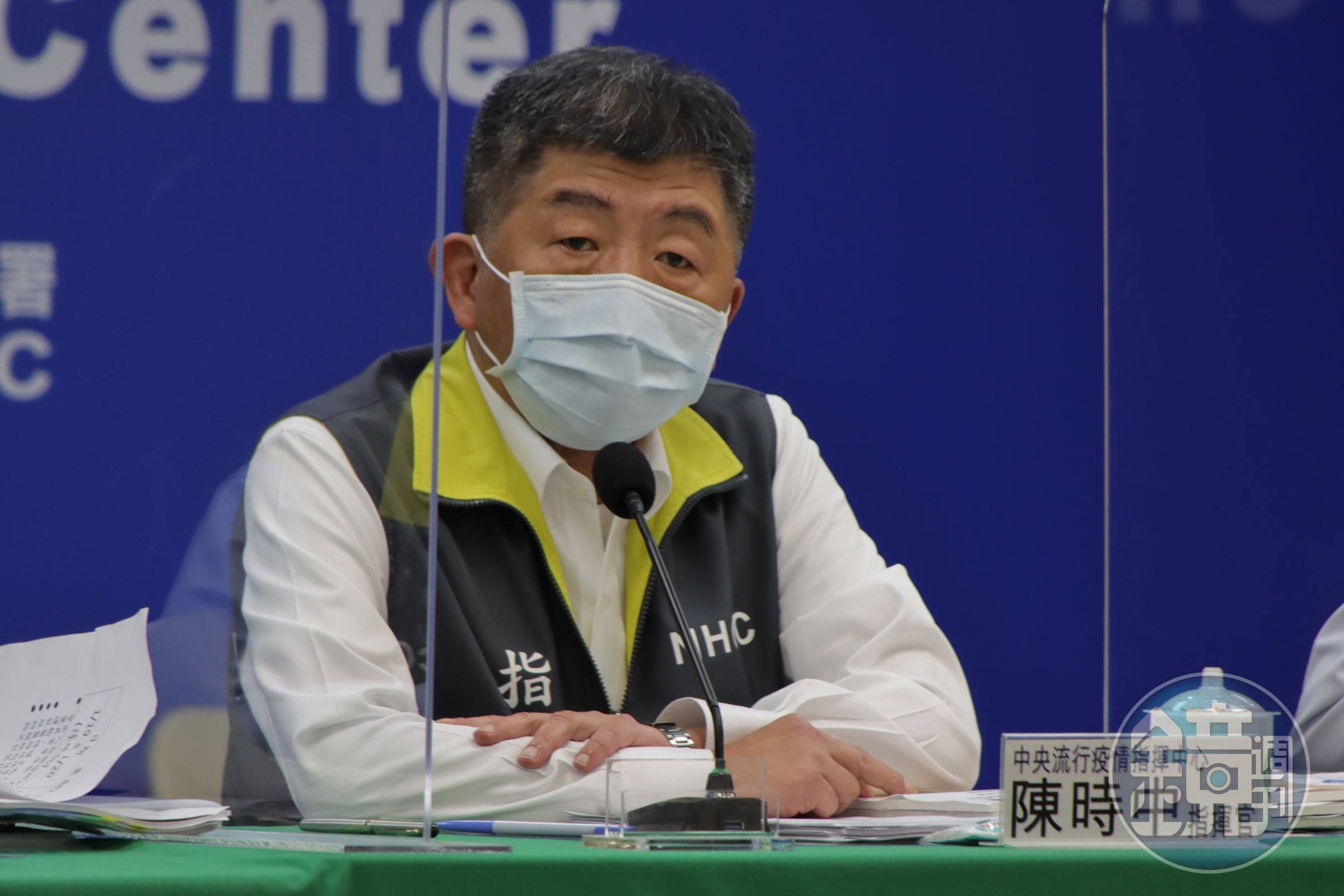 陳時中回應，去年1月24日到衛福部立桃園醫院視察，剛好遇到2名從武漢山路「跑出來」的年輕人在採檢。（指揮中心提供）