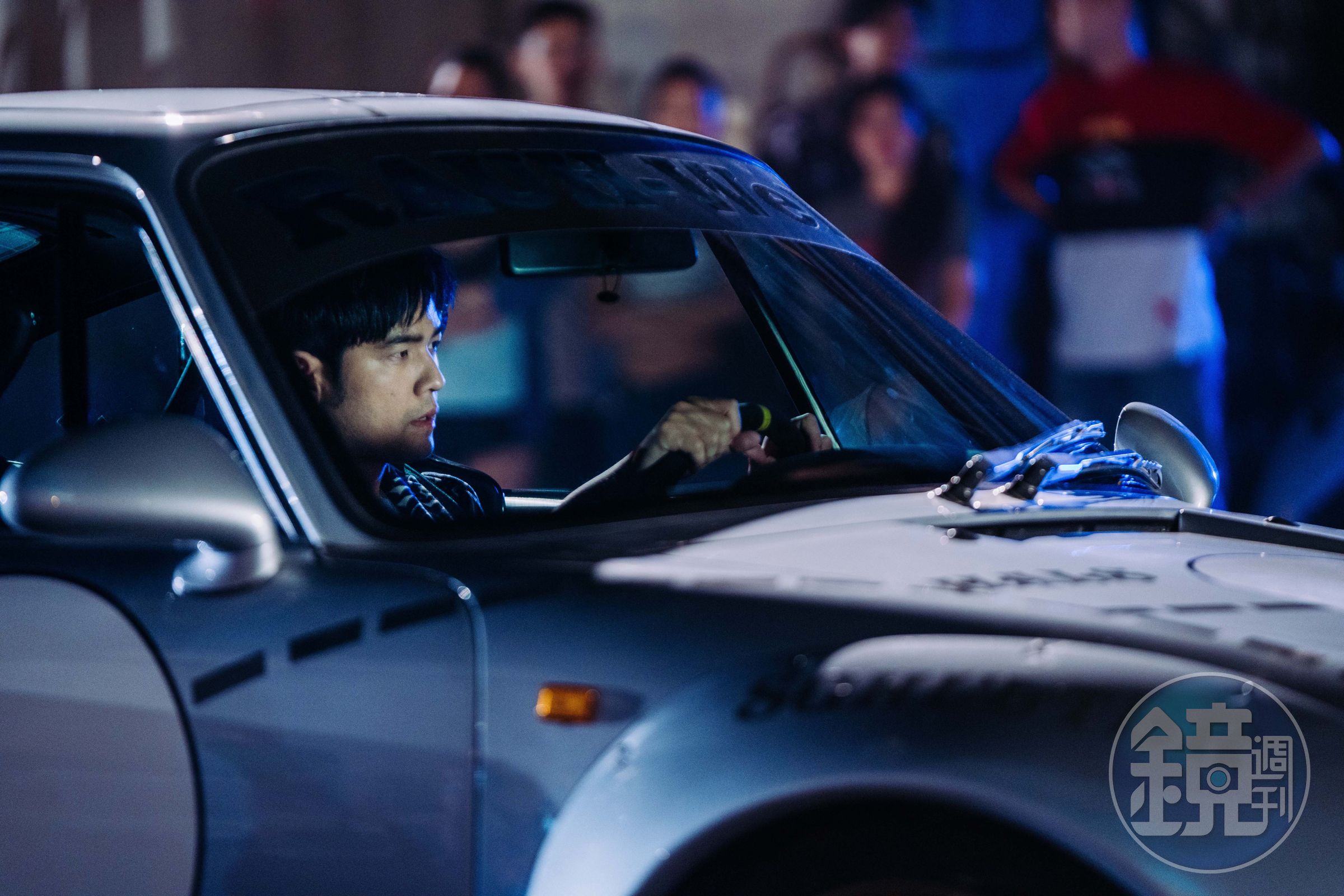 周杰倫在台北港拍攝時也坐上賽車。（創映電影、量能影業提供）