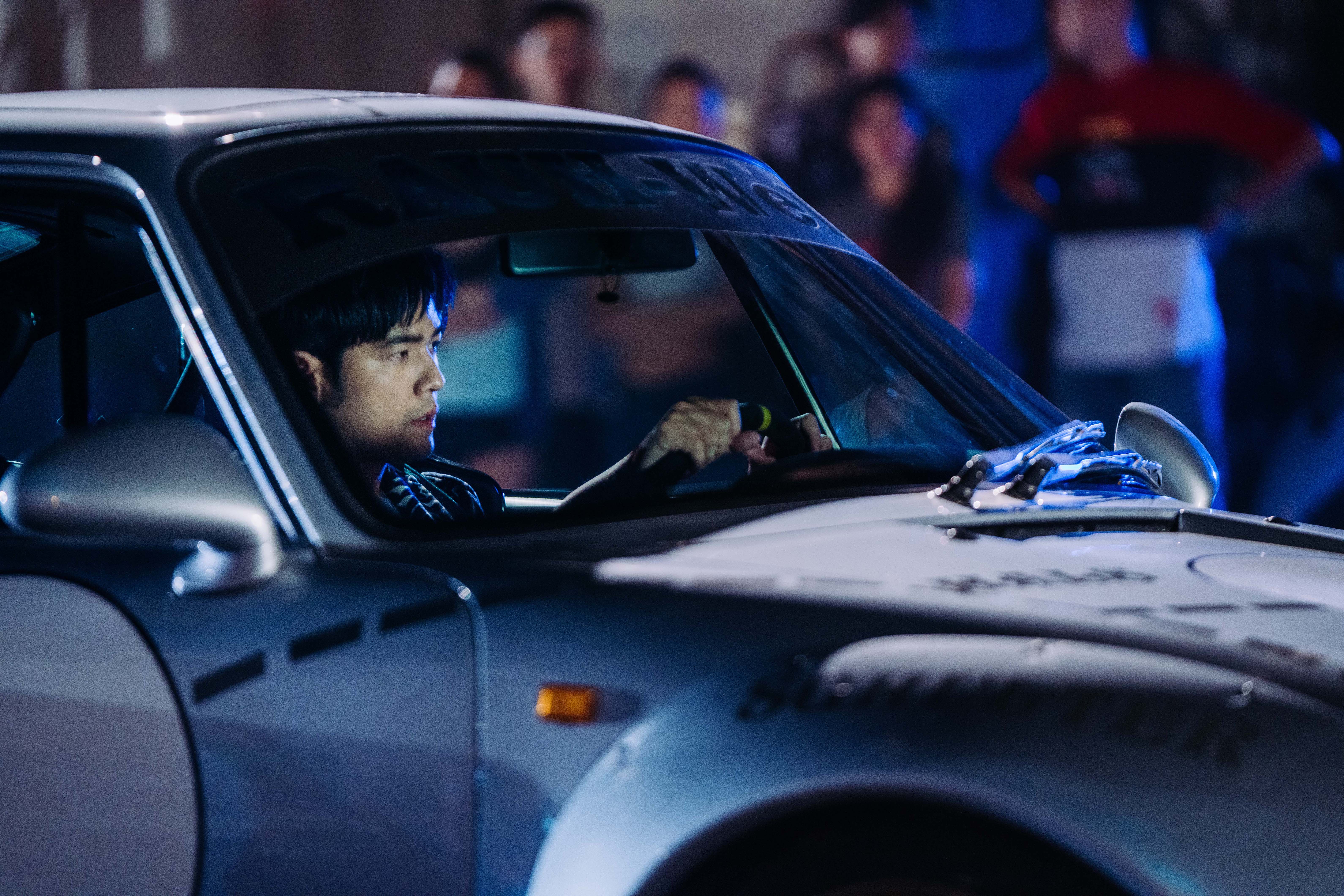 周杰倫在台北港拍攝時也坐上賽車。（創映電影、量能影業提供）