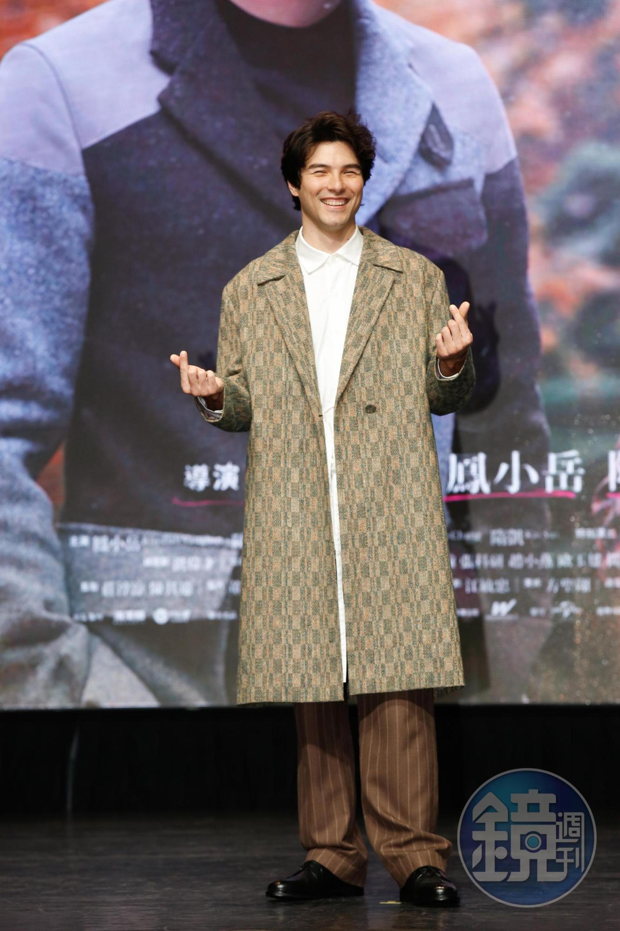 平常很酷的鳳小岳,被要求擺一個比愛心的姿勢,他隨即乖乖比出手指愛心,被誇「很好cue」。