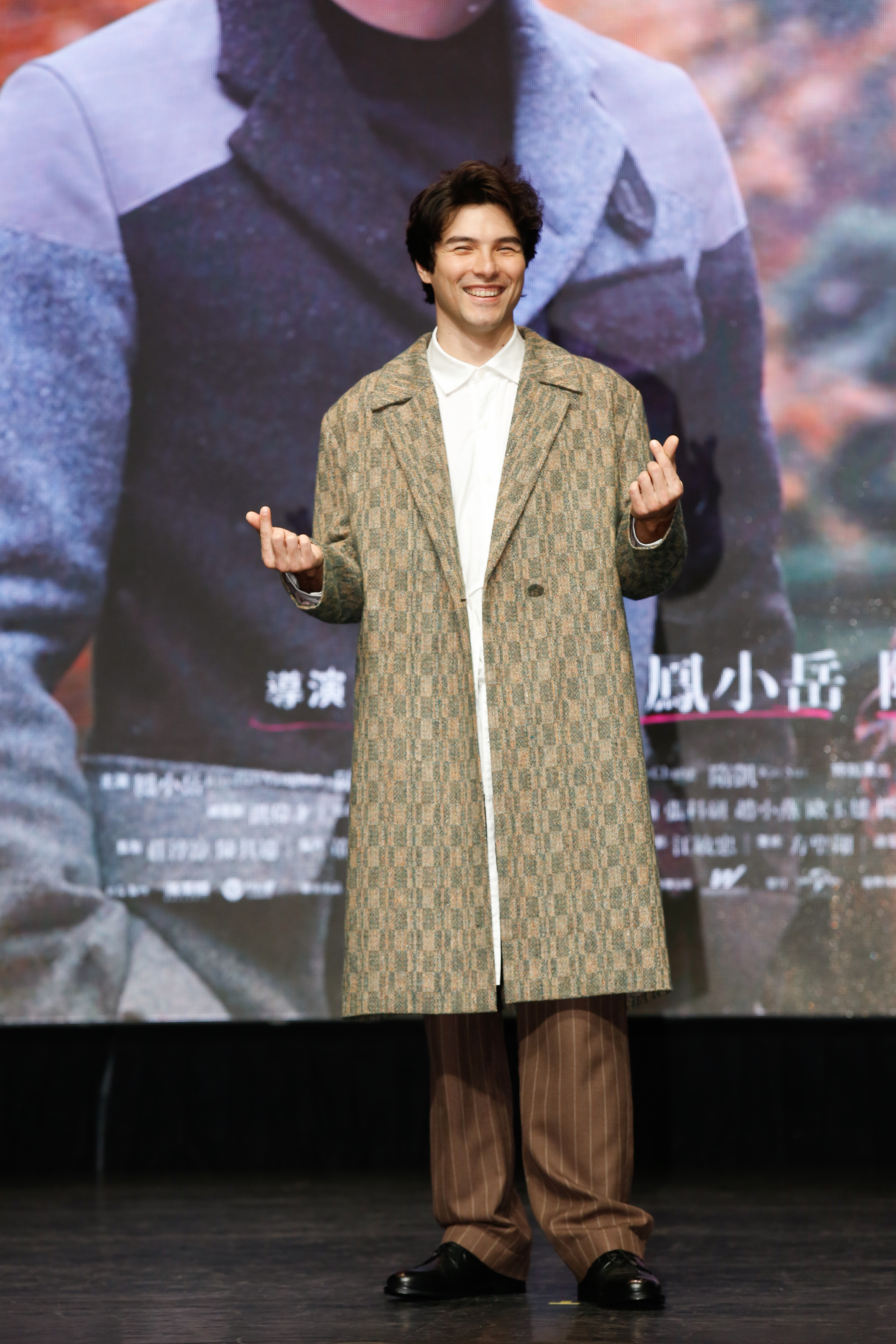 平常很酷的鳳小岳，被要求擺一個比愛心的姿勢，他隨即乖乖比出手指愛心，被誇「很好cue」。