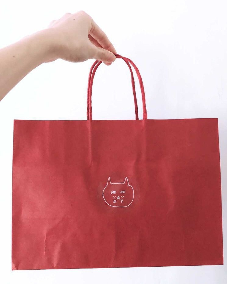 凡購買新年禮盒,都有附贈專屬喜氣紙袋一個。(neko.day提供)