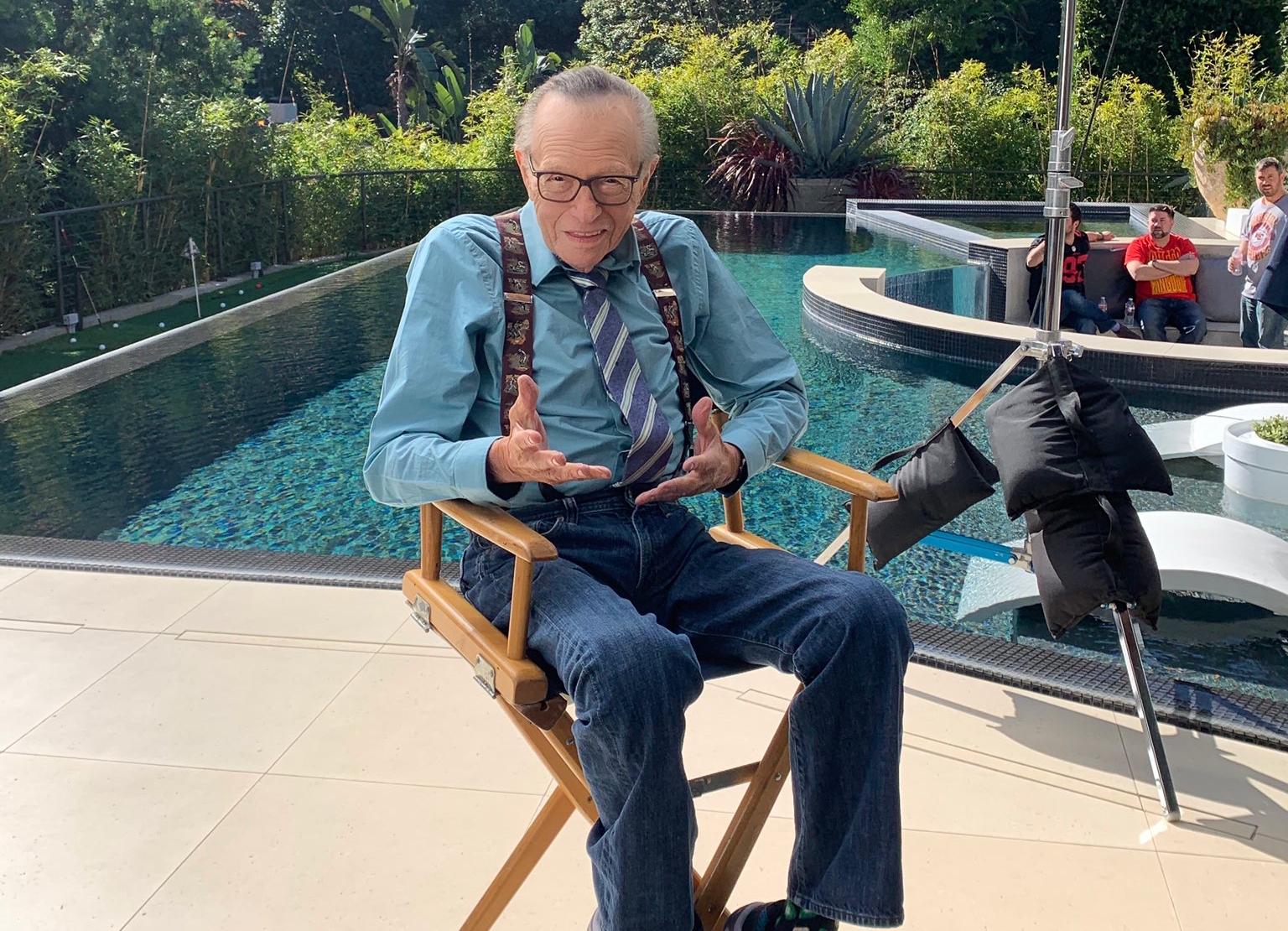 黑框眼鏡配襯衫吊帶褲就是賴瑞金最為人所知的造型，之後不少新聞人也學他這麼穿。（翻攝自賴瑞金推特）