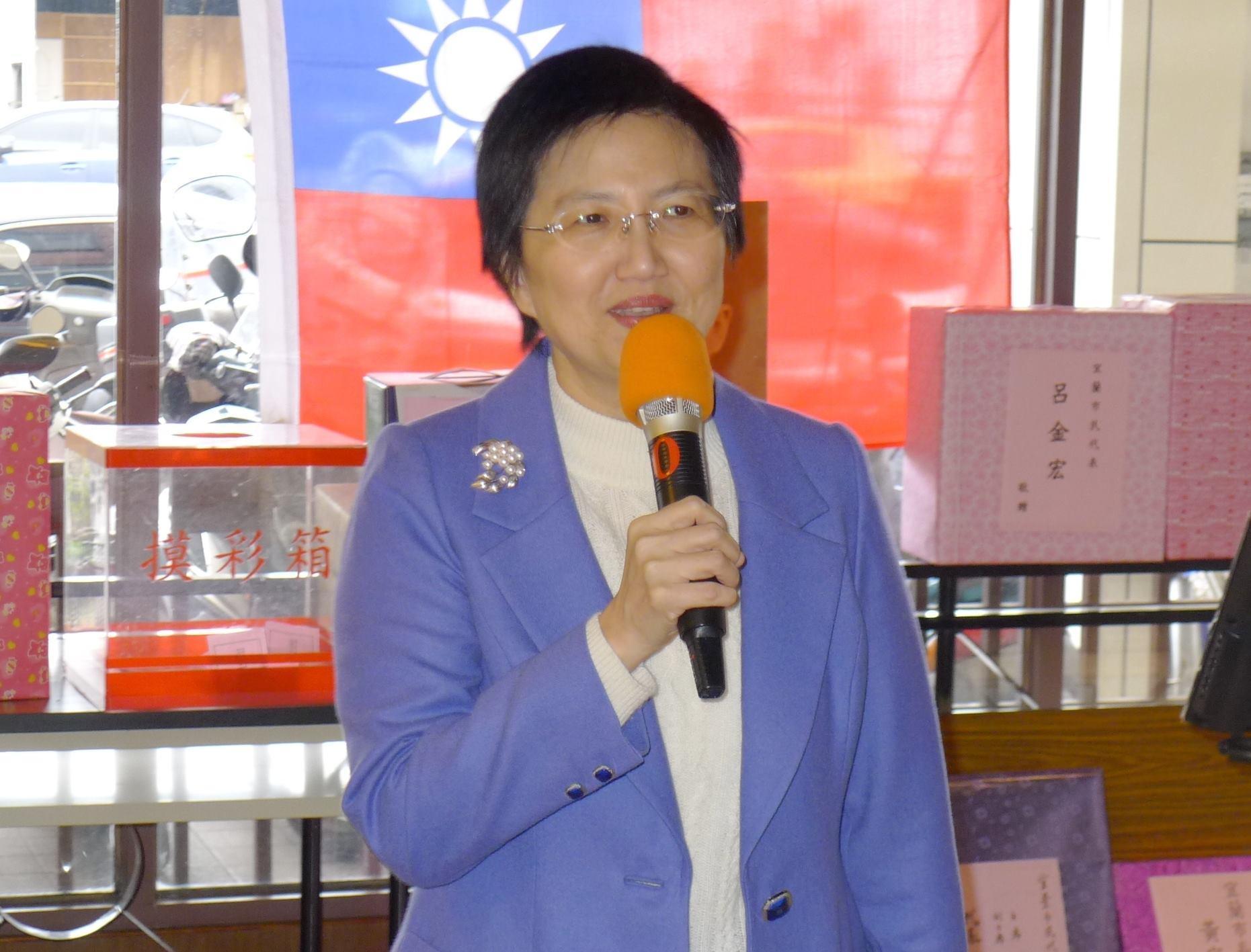 邱淑媞痛批指揮中心犯下「一連串錯誤」,反遭網友留言灌爆,稍早她已關閉臉書留言功能。(翻攝自邱淑媞臉書)