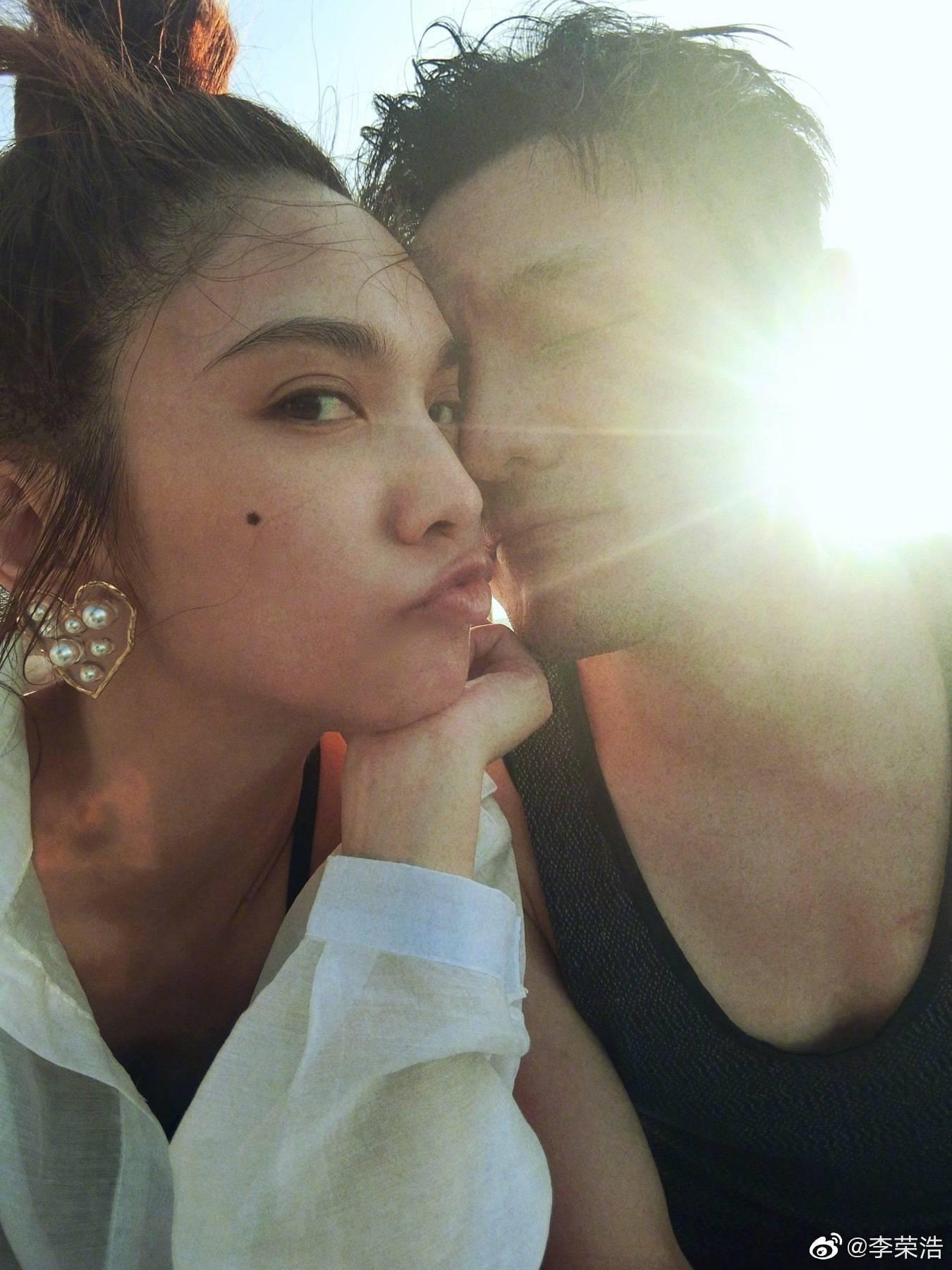 李榮浩2019年34歲生日當天向楊丞琳求婚成功，同年9月結婚。（翻攝自李榮浩微博）