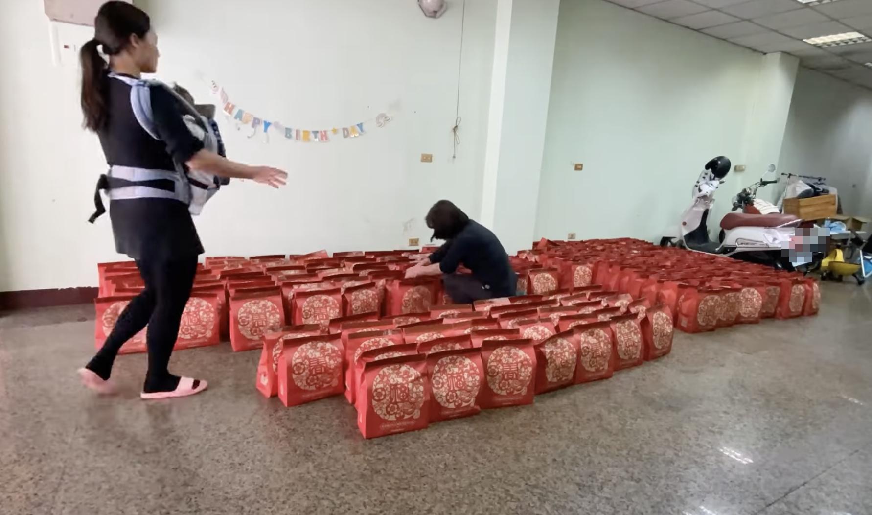 有名女網友一口氣砸5萬多元買280個超商福袋開箱，甚至還找來朋友一起幫忙開箱。（翻攝自全家夯什麼臉書粉專）