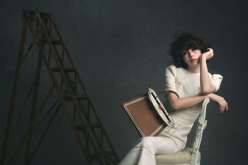 米倉涼子頂著時髦的泡麵頭，身穿FENDI白色新裝，出任日本第一個FENDI代言人。（FENDI提供）