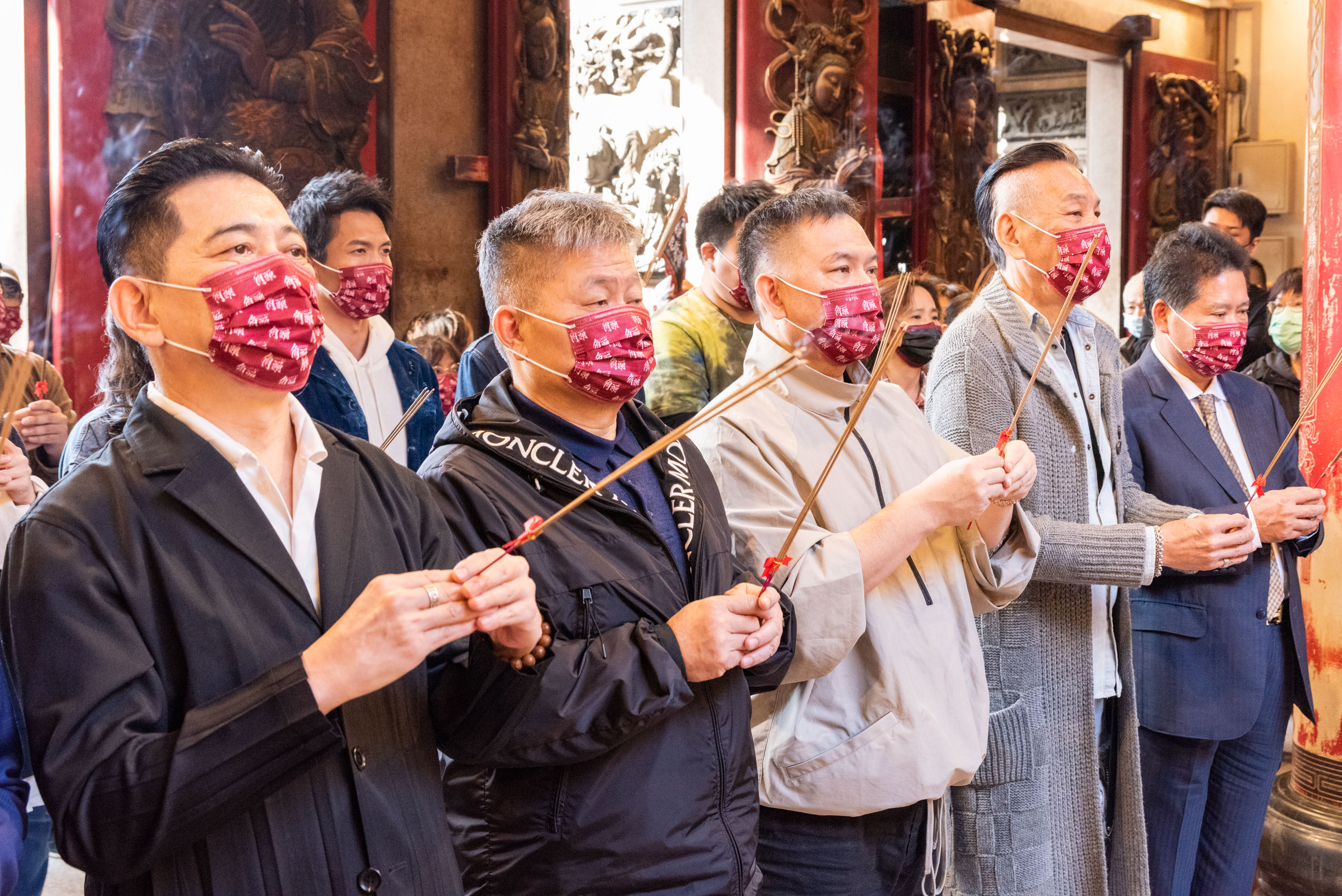 大甲鎮瀾宮董事長顏清標(左2)與演員高捷、龍劭華及監製張威縯等人一起祈願國泰民安、電影票房大賣。(齊石傳播提供))